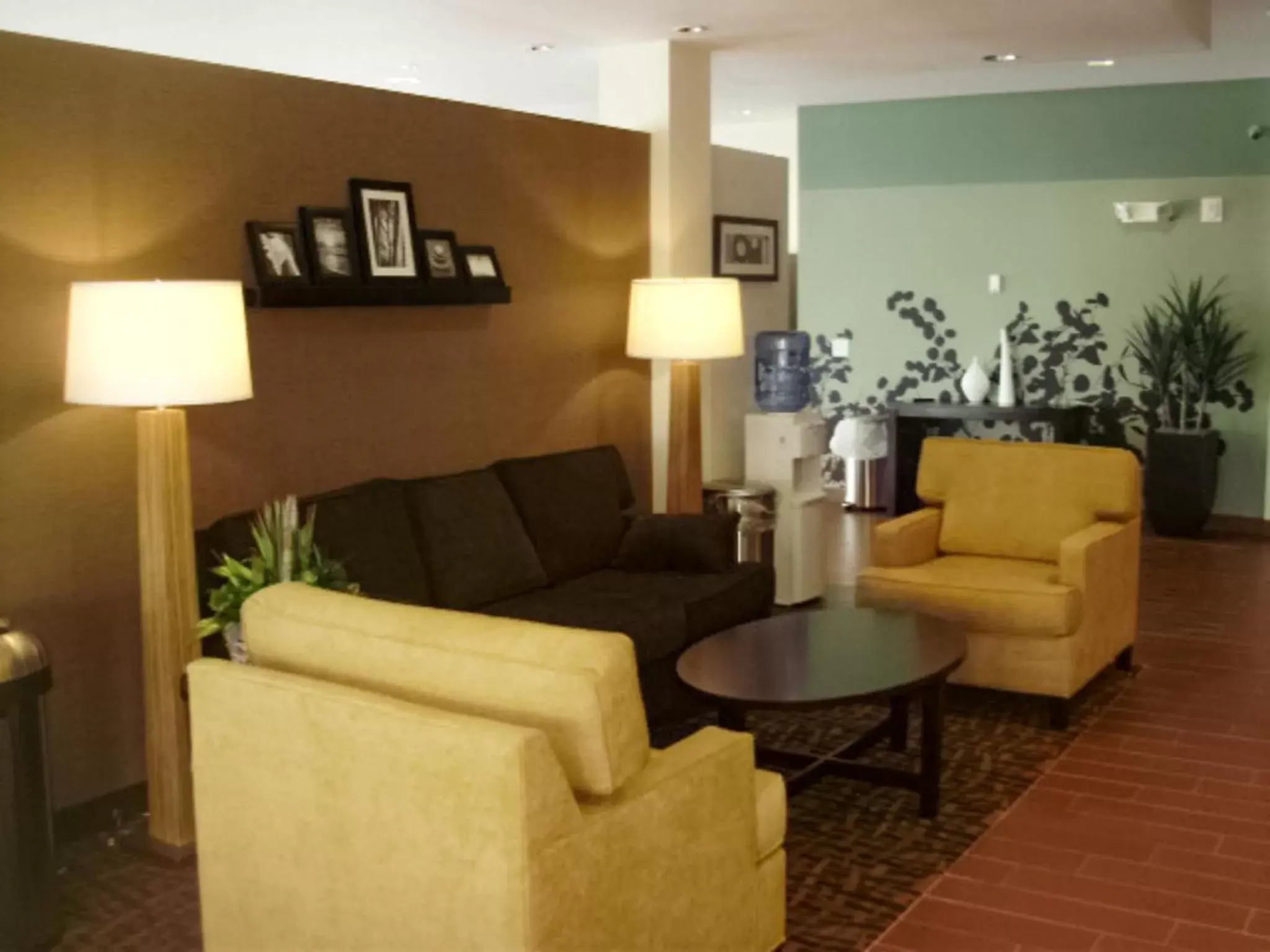 Communal lounge/ TV room in Sleep Inn & Suites East Syracuse