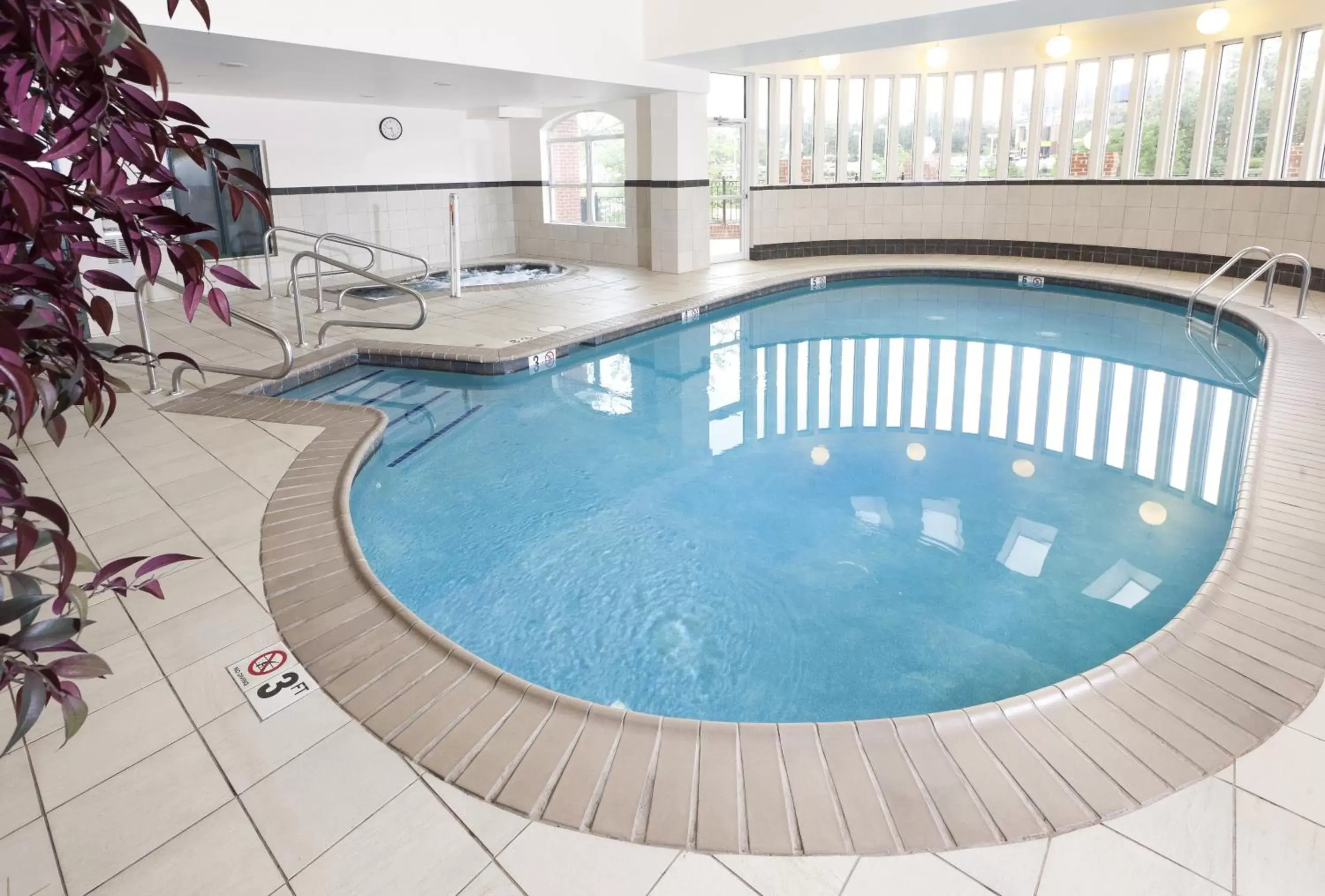 Hot Tub, Swimming Pool in Country Inn & Suites by Radisson, Potomac Mills Woodbridge, VA