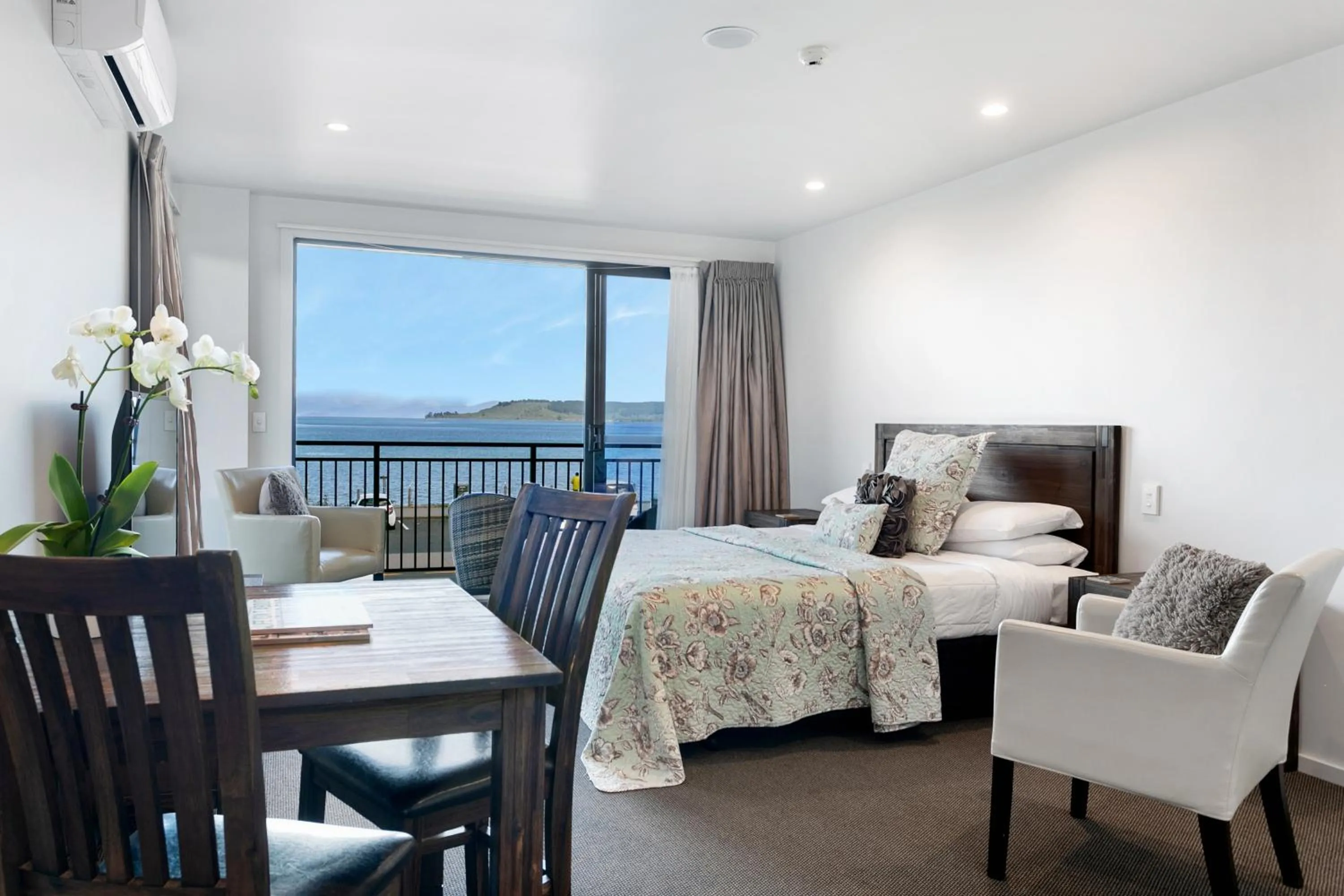 Photo of the whole room, Bed in Acacia Lake View Motel