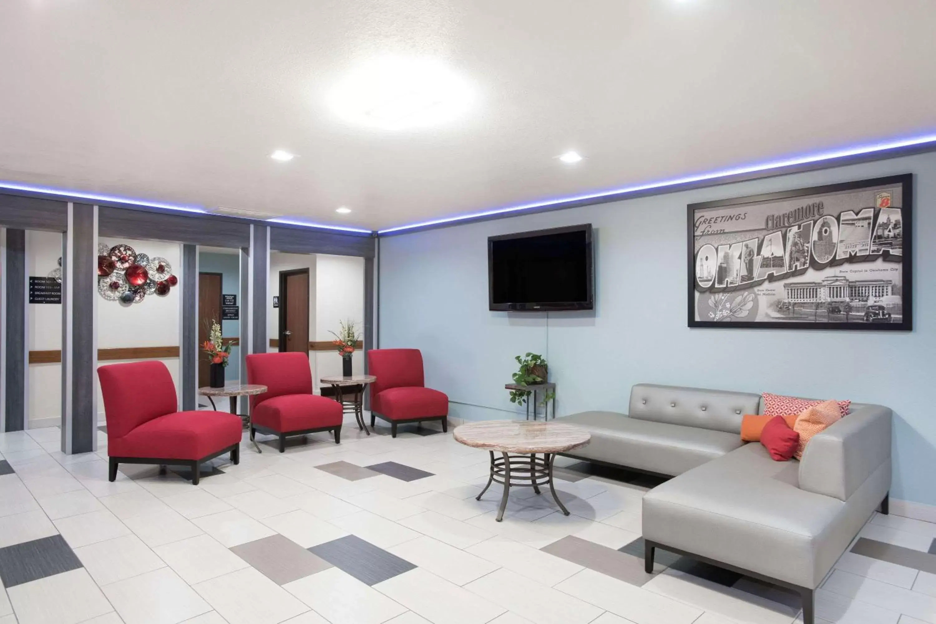 Lobby or reception, Seating Area in Super 8 by Wyndham Claremore OK