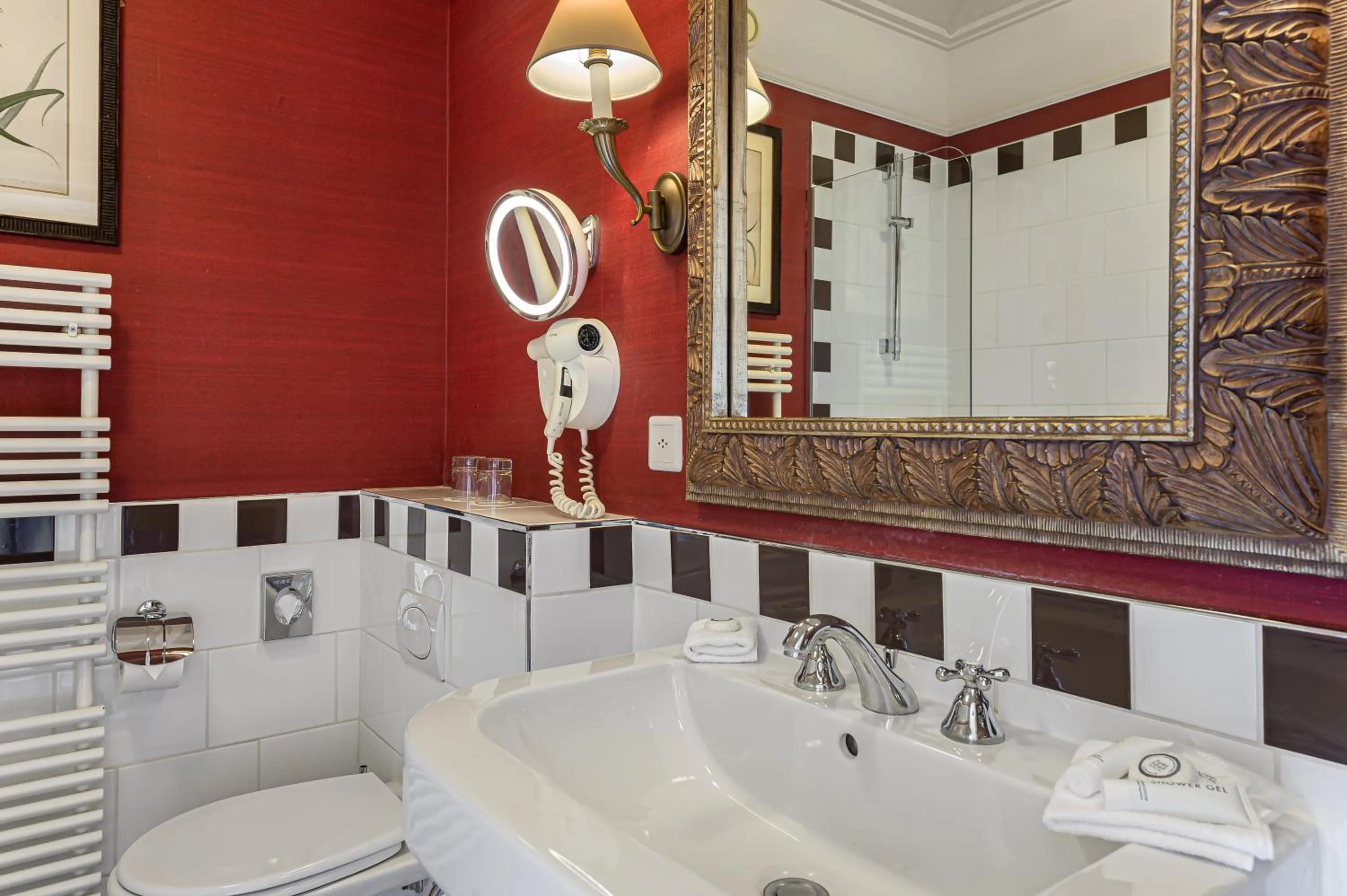 Bathroom in Kipling Manotel