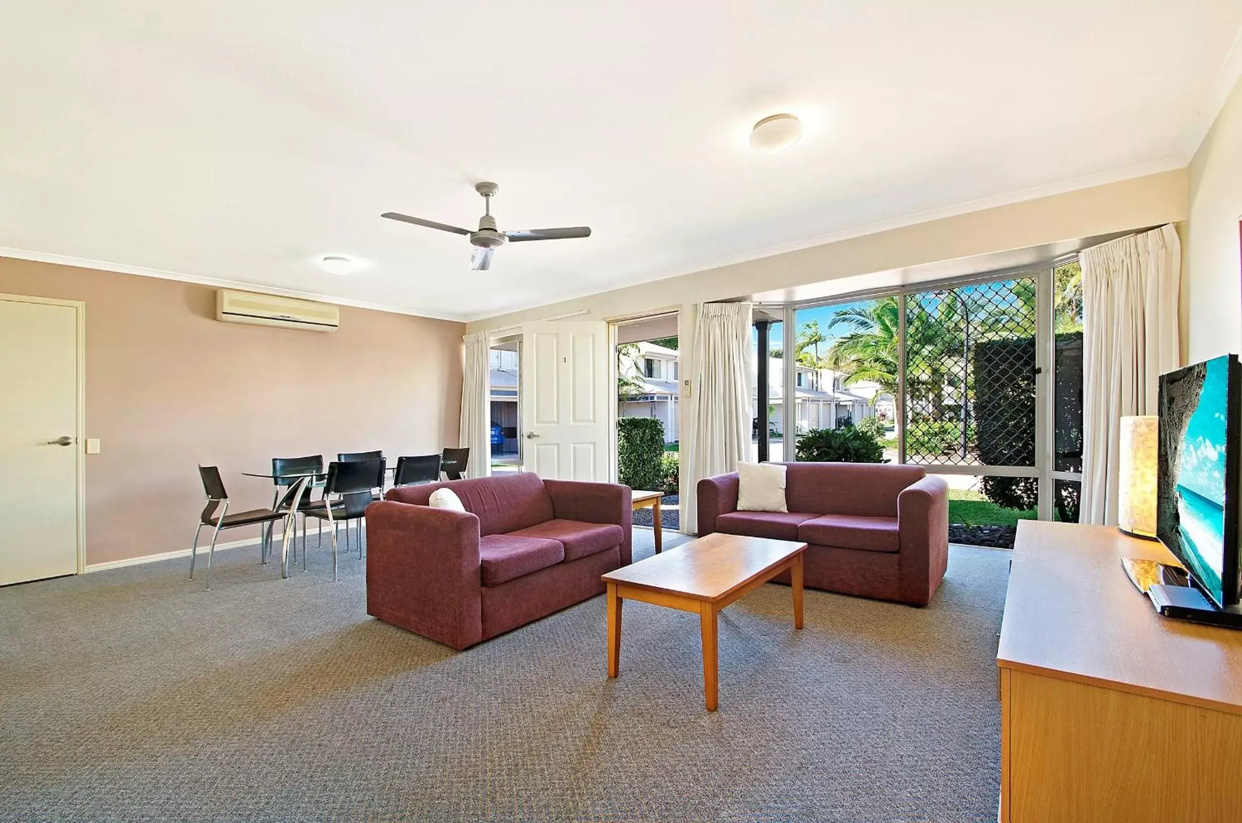 Living room, Seating Area in Ivory Palms Resort Noosa