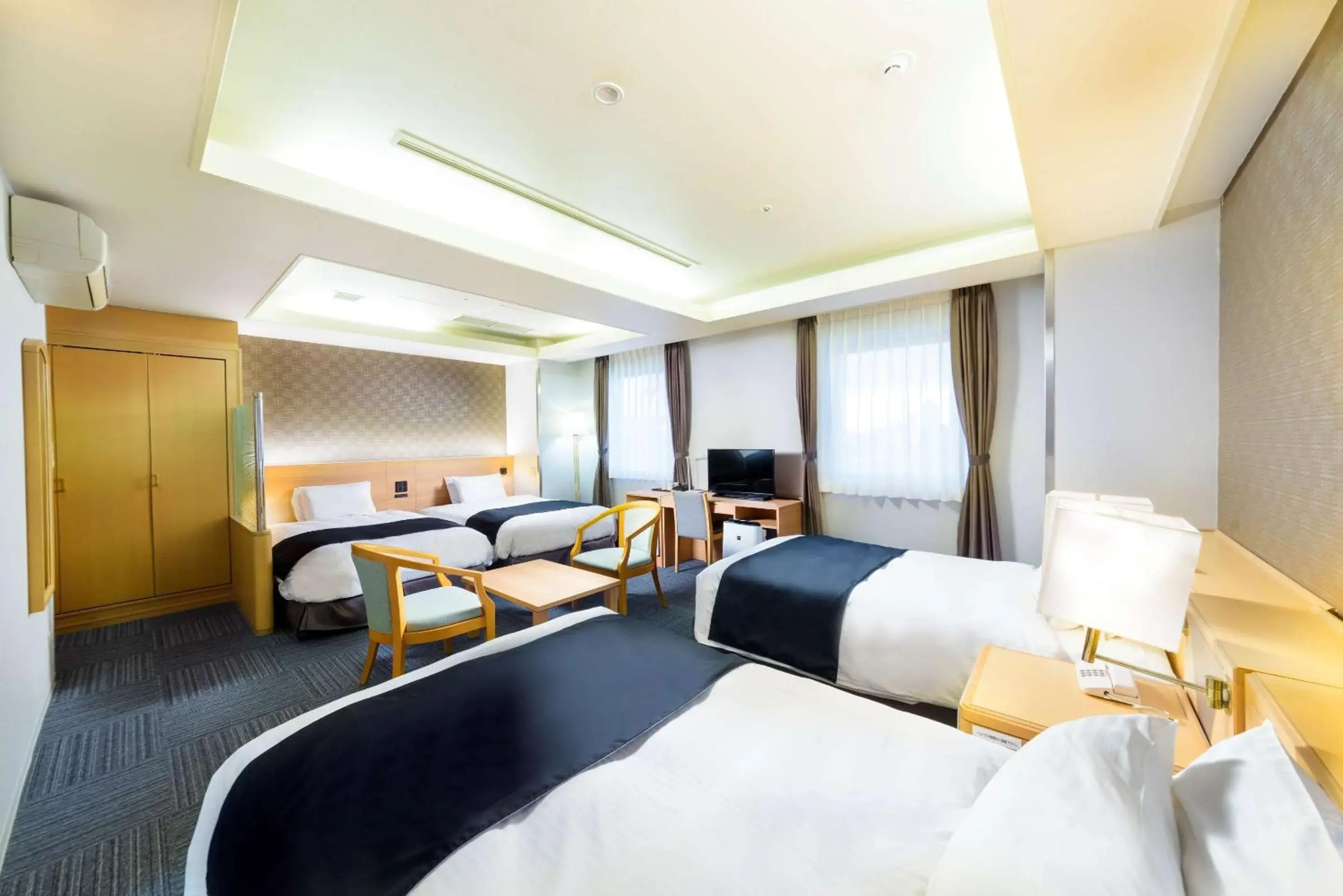 Bedroom in SureStay Plus Hotel by Best Western Shin-Osaka