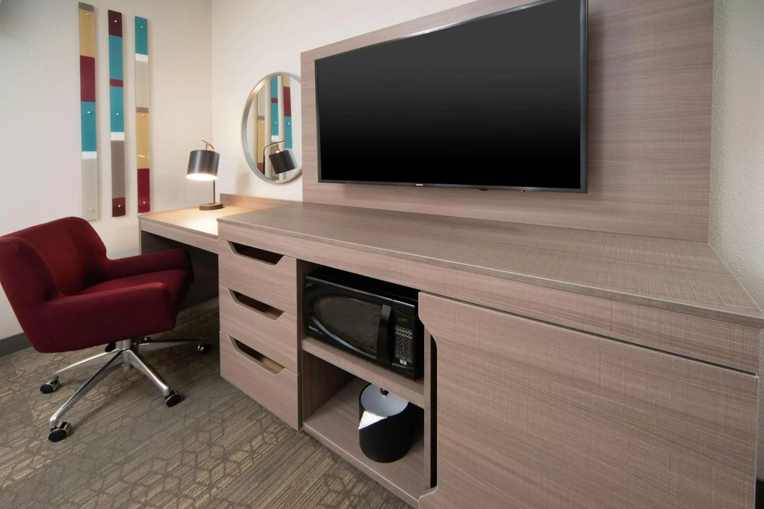 Bedroom, TV/Entertainment Center in Hampton Inn & Suites Santa Maria