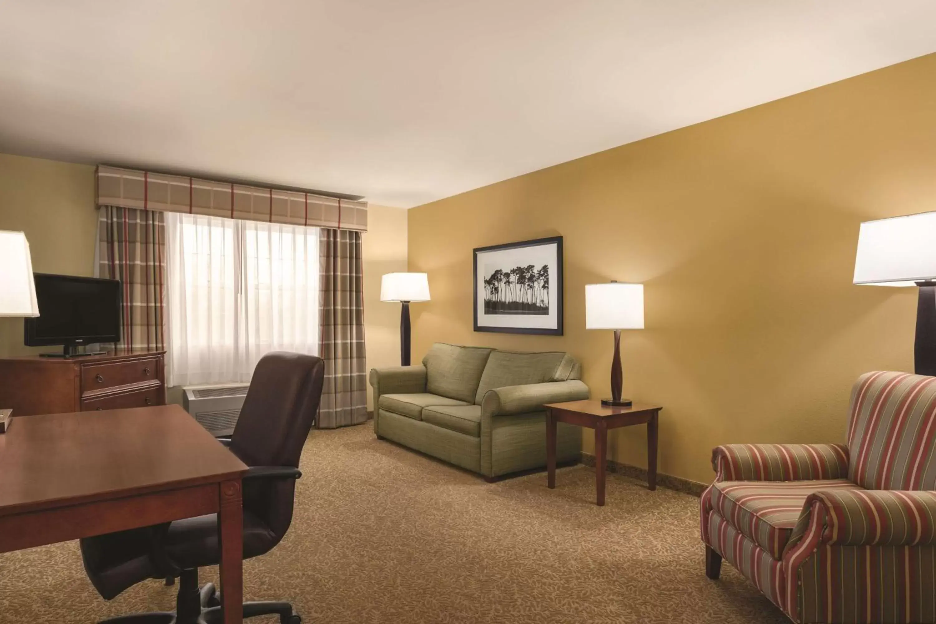 Photo of the whole room, Seating Area in Country Inn & Suites by Radisson, Dakota Dunes, SD