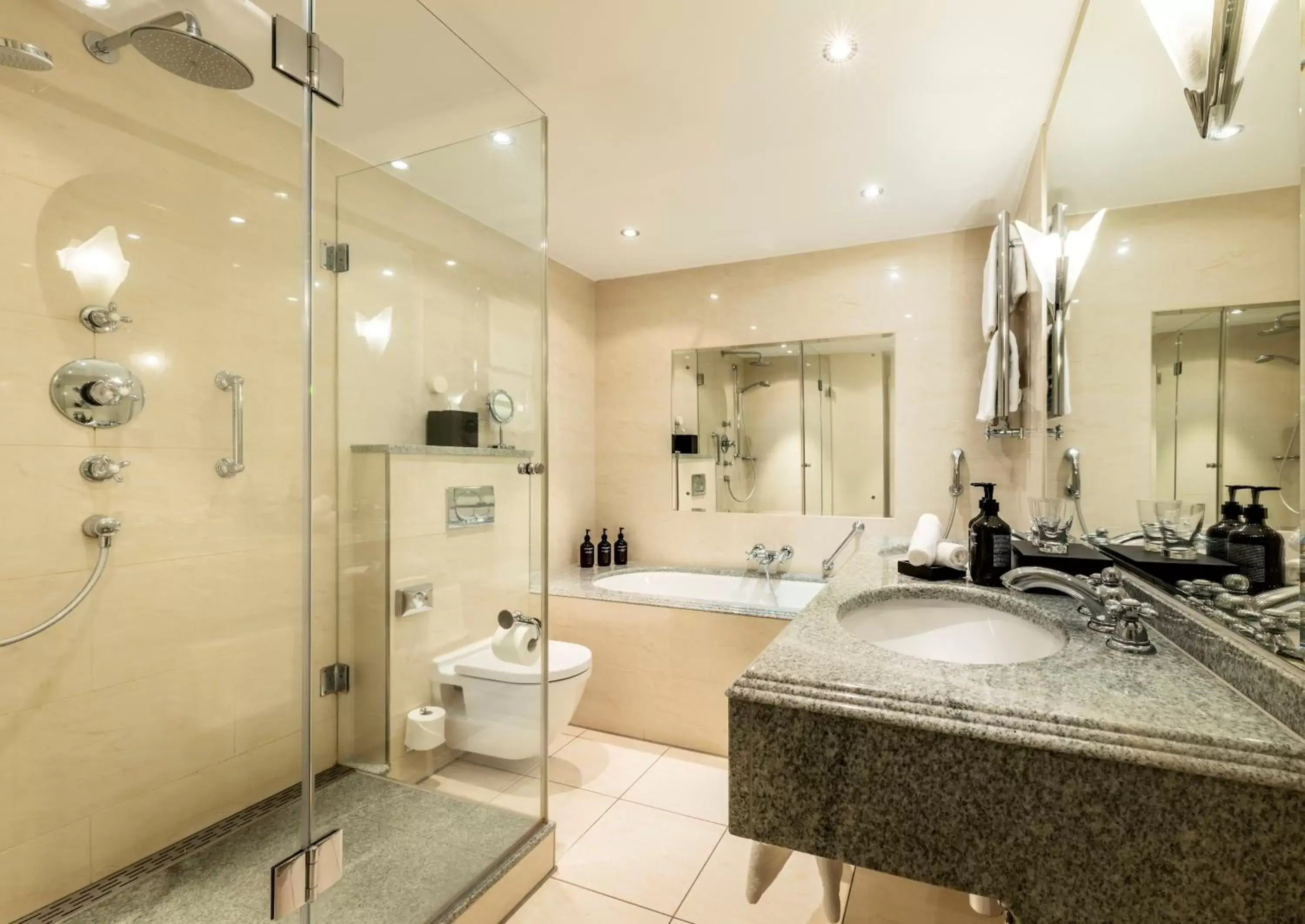 Bathroom in Parkhotel Bremen – ein Mitglied der Hommage Luxury Hotels Collection