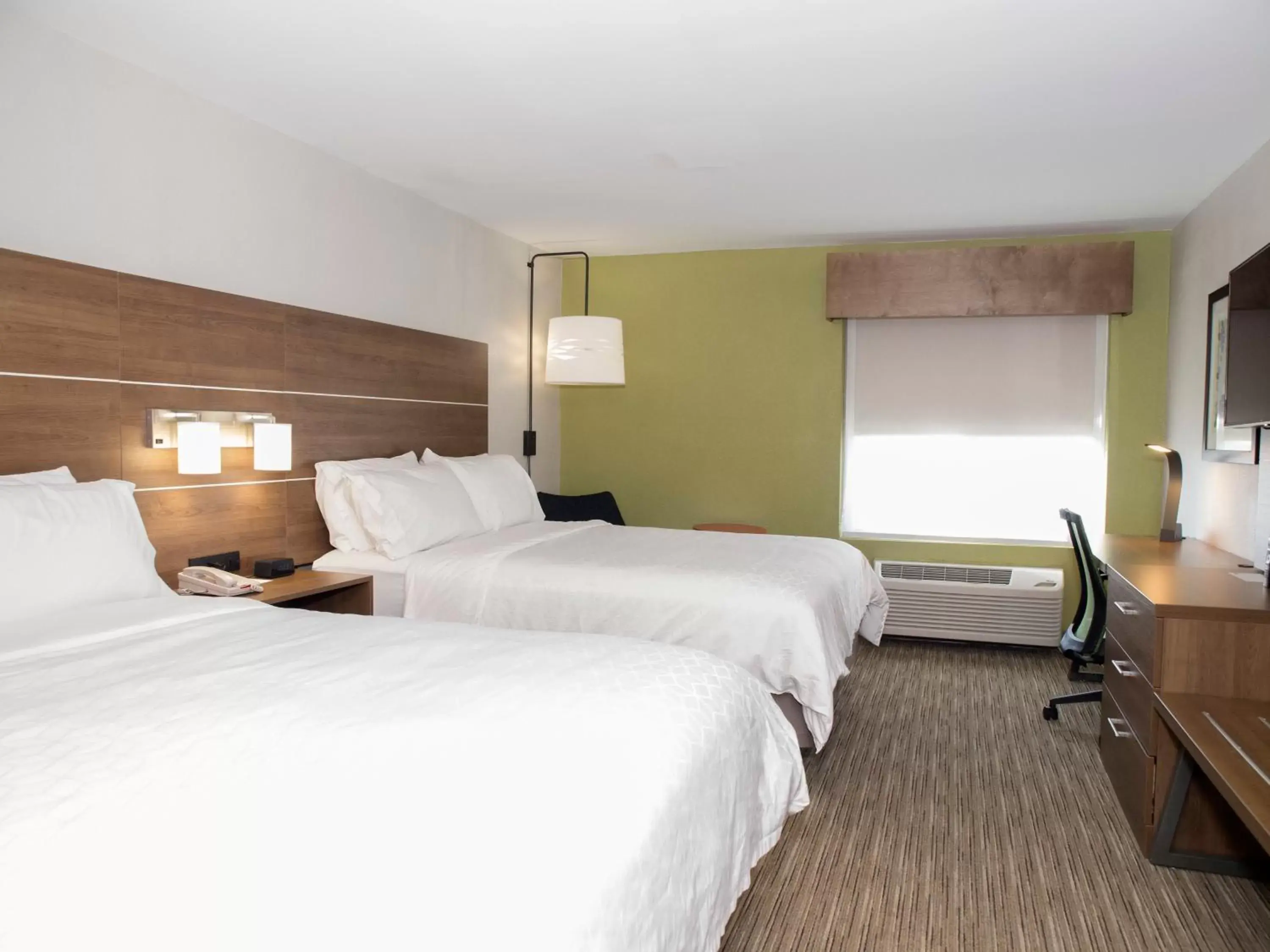 Photo of the whole room, Bed in Holiday Inn Express Hotel & Suites Madison, an IHG Hotel