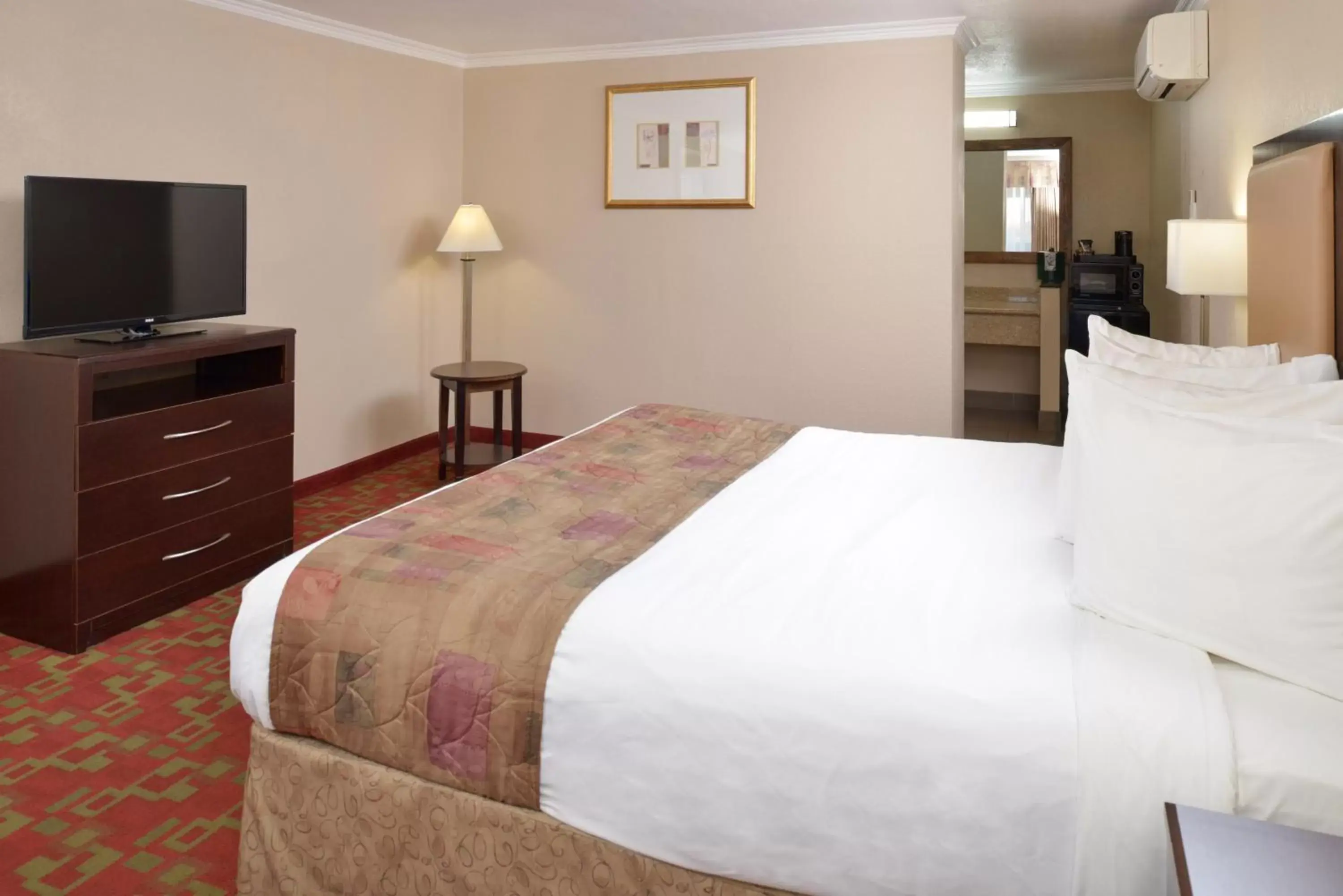 Bedroom, Bed in Pacific Shores Inn - Morro Bay