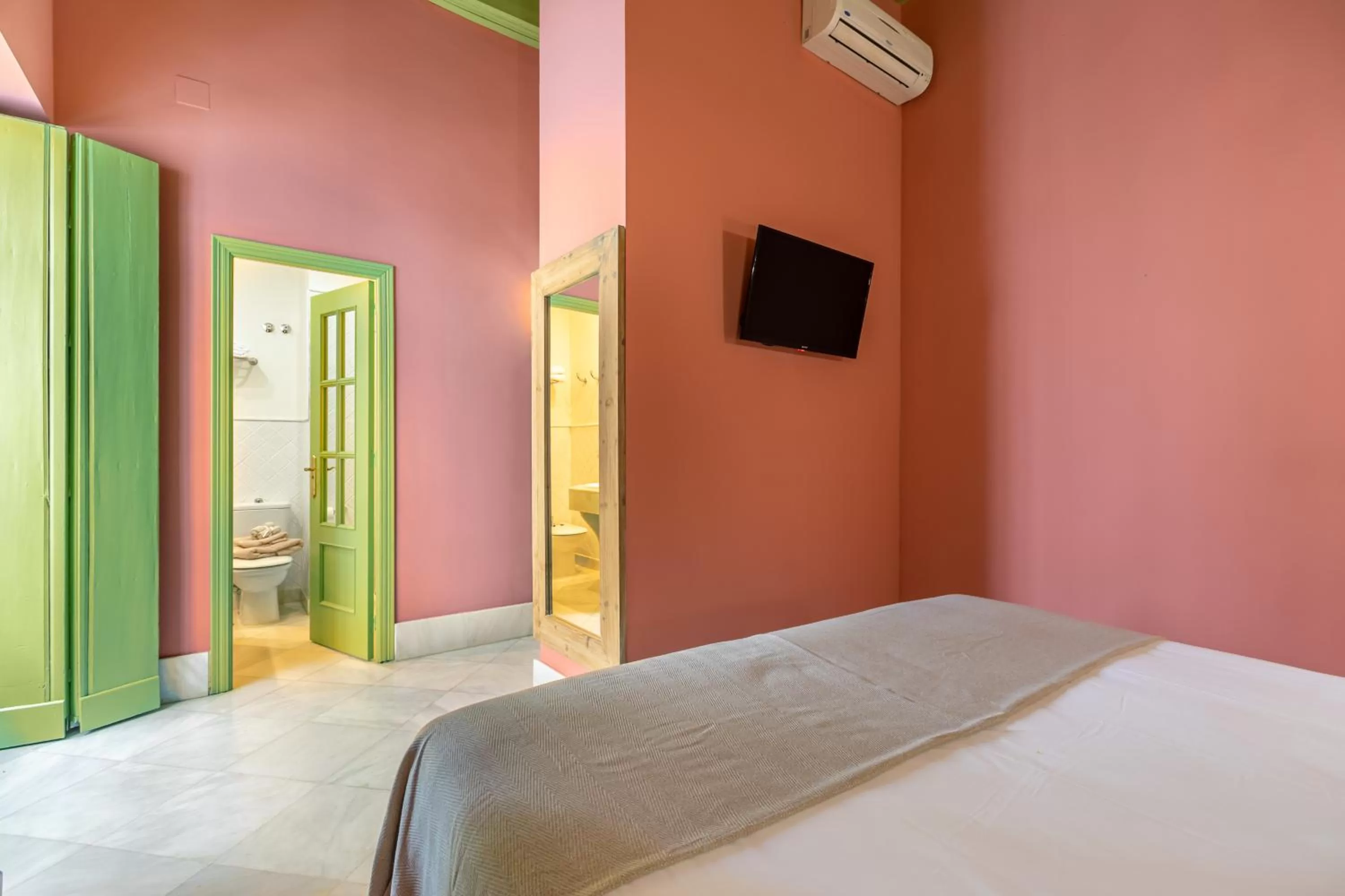 Photo of the whole room, Bed in La Abadia de Giralda