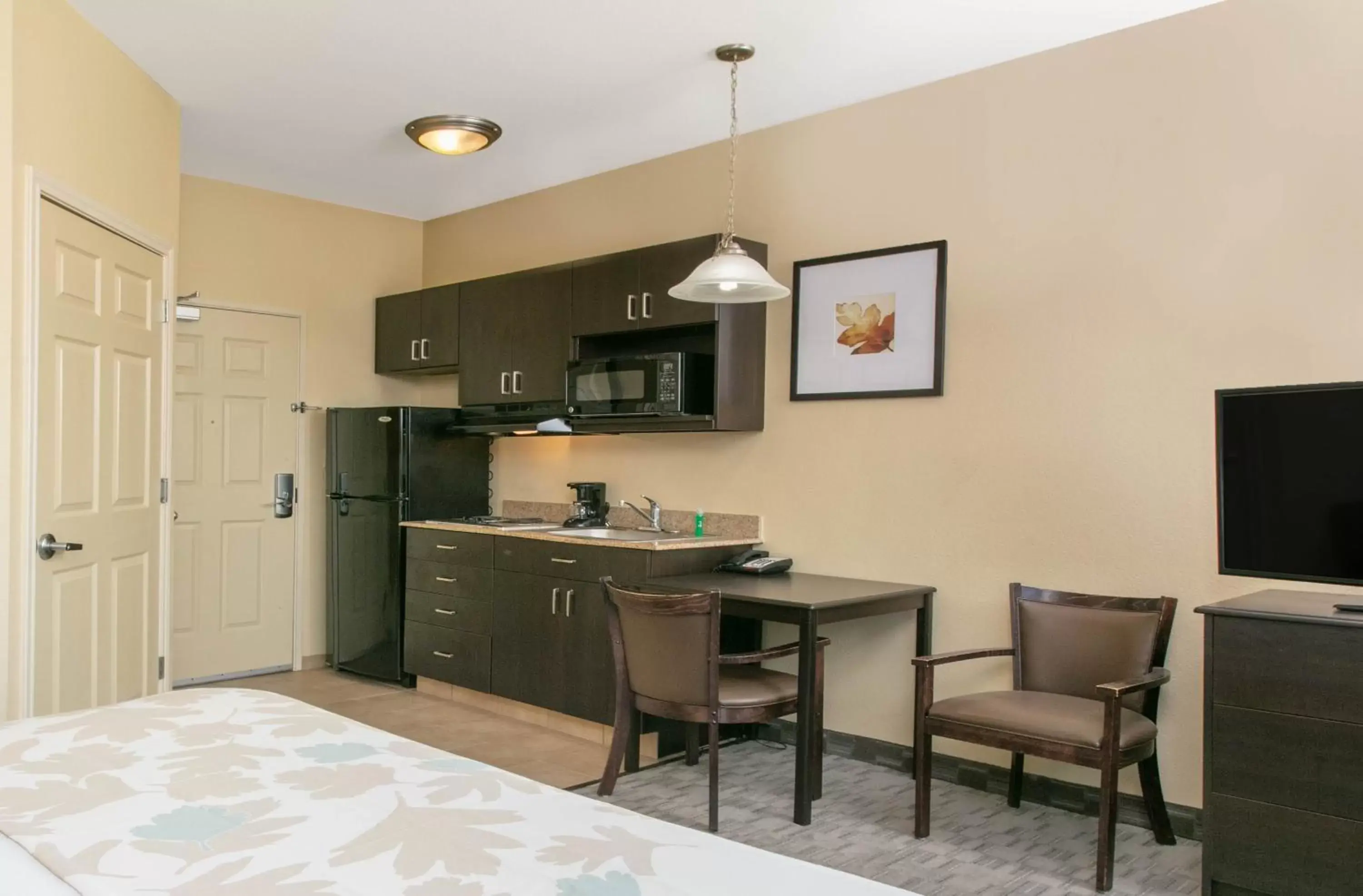 Bed, Kitchen/Kitchenette in Hawthorn Suites by Wyndham Longview