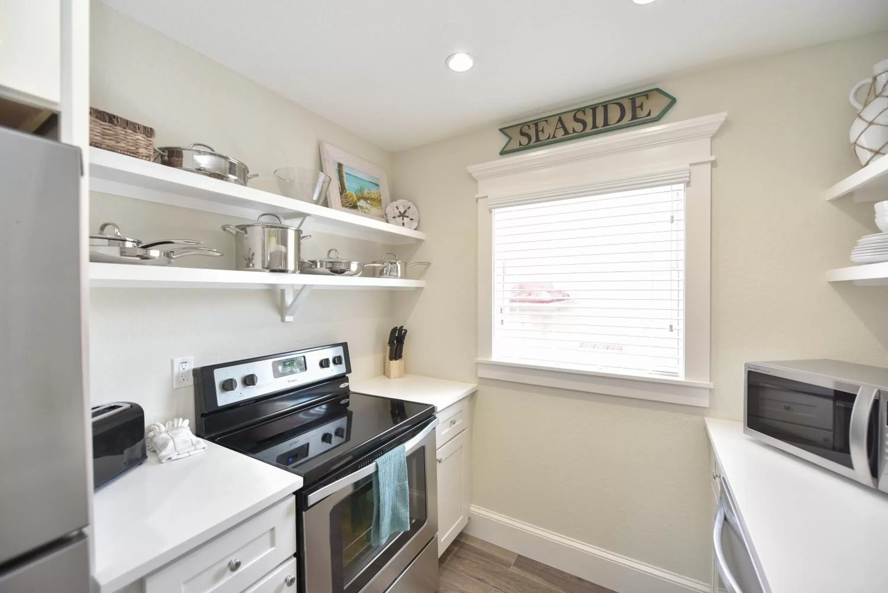 Kitchen or kitchenette, Kitchen/Kitchenette in Tropical Breeze Resort