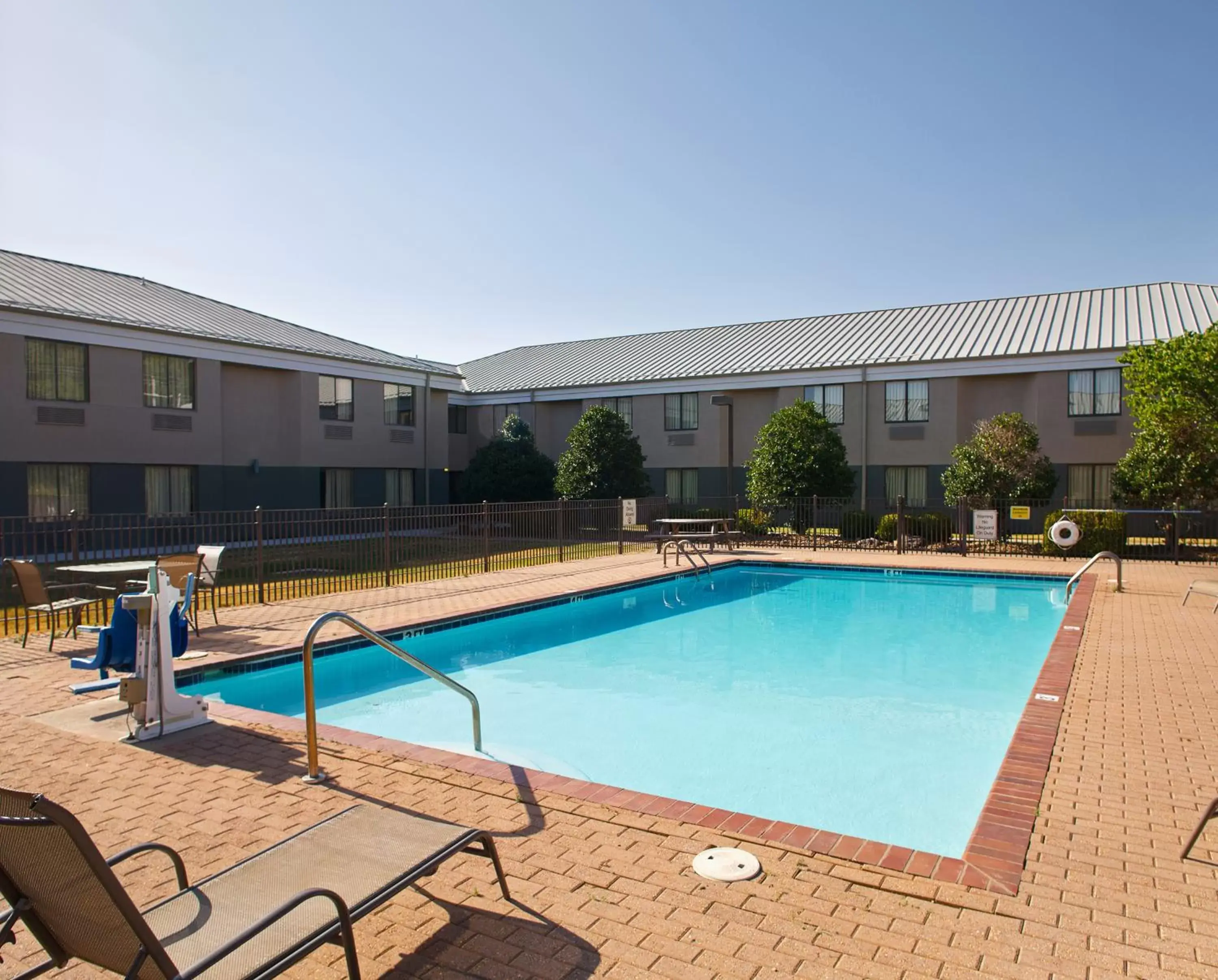 Swimming Pool in Quality Inn Bentonville-Rogers