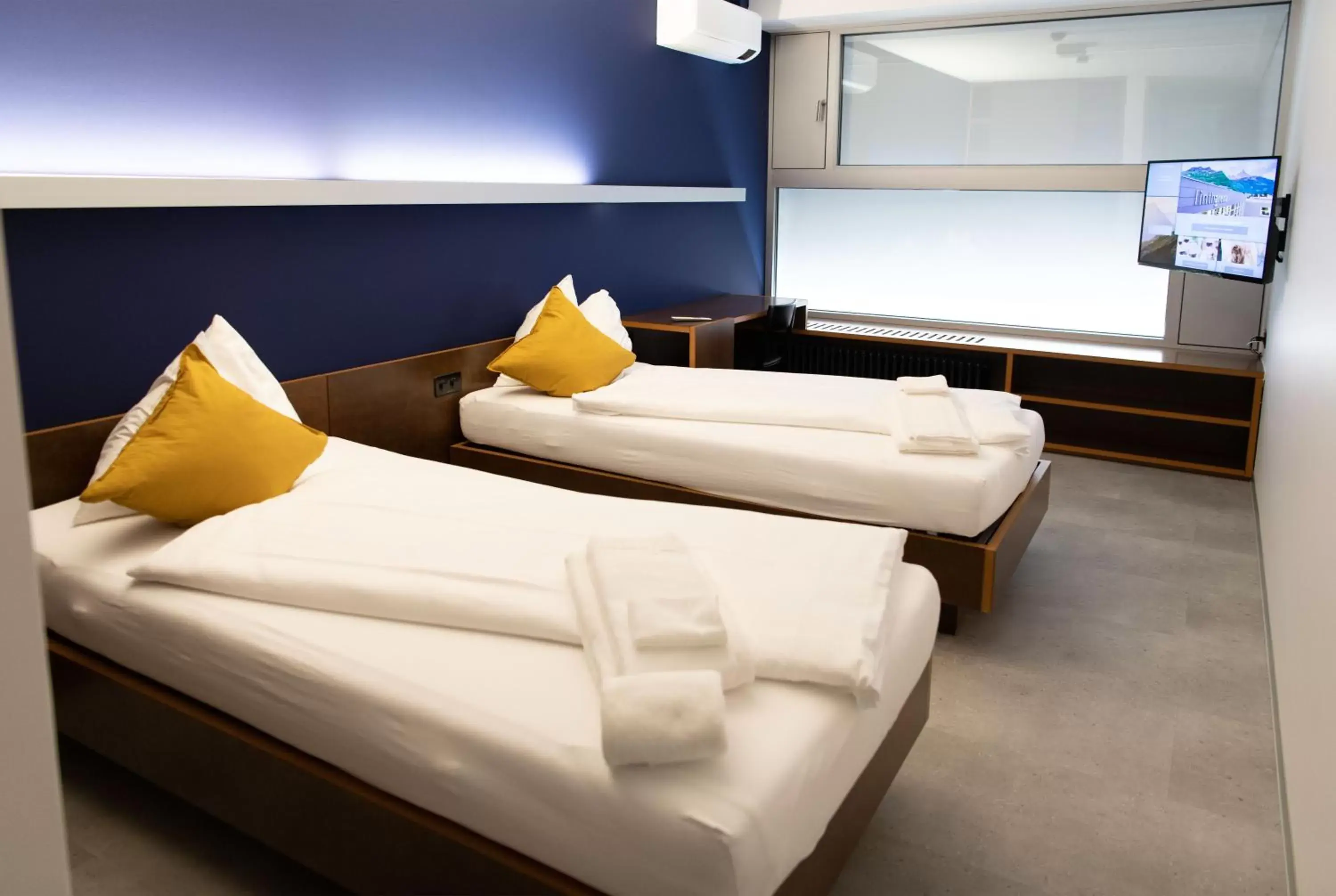 Photo of the whole room, Bed in lintharena ag