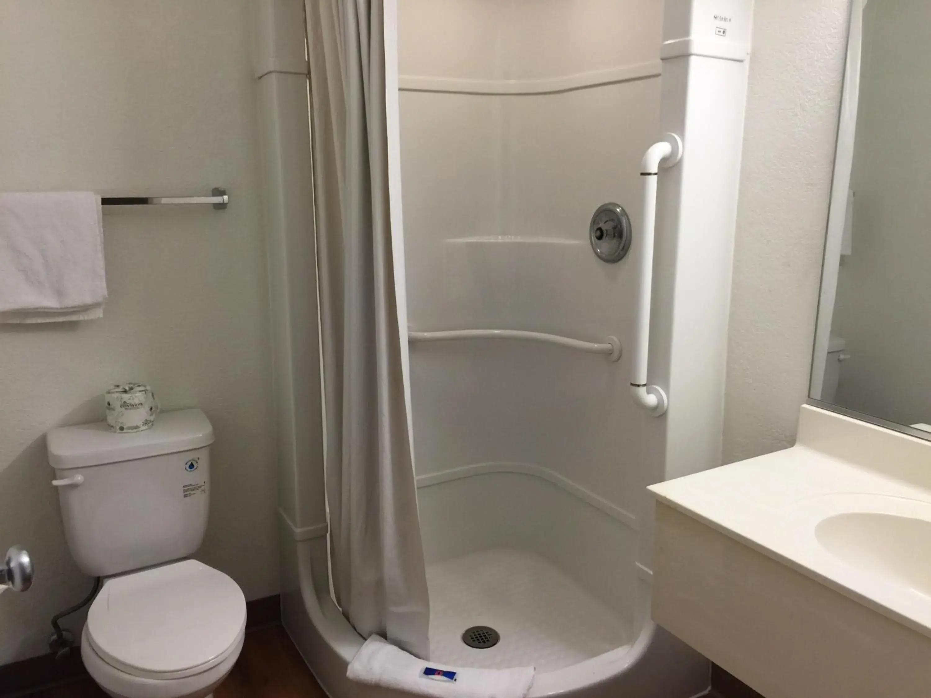 Bedroom in Motel 6-Yreka, CA Bedroom in Motel 6-Yreka, CA