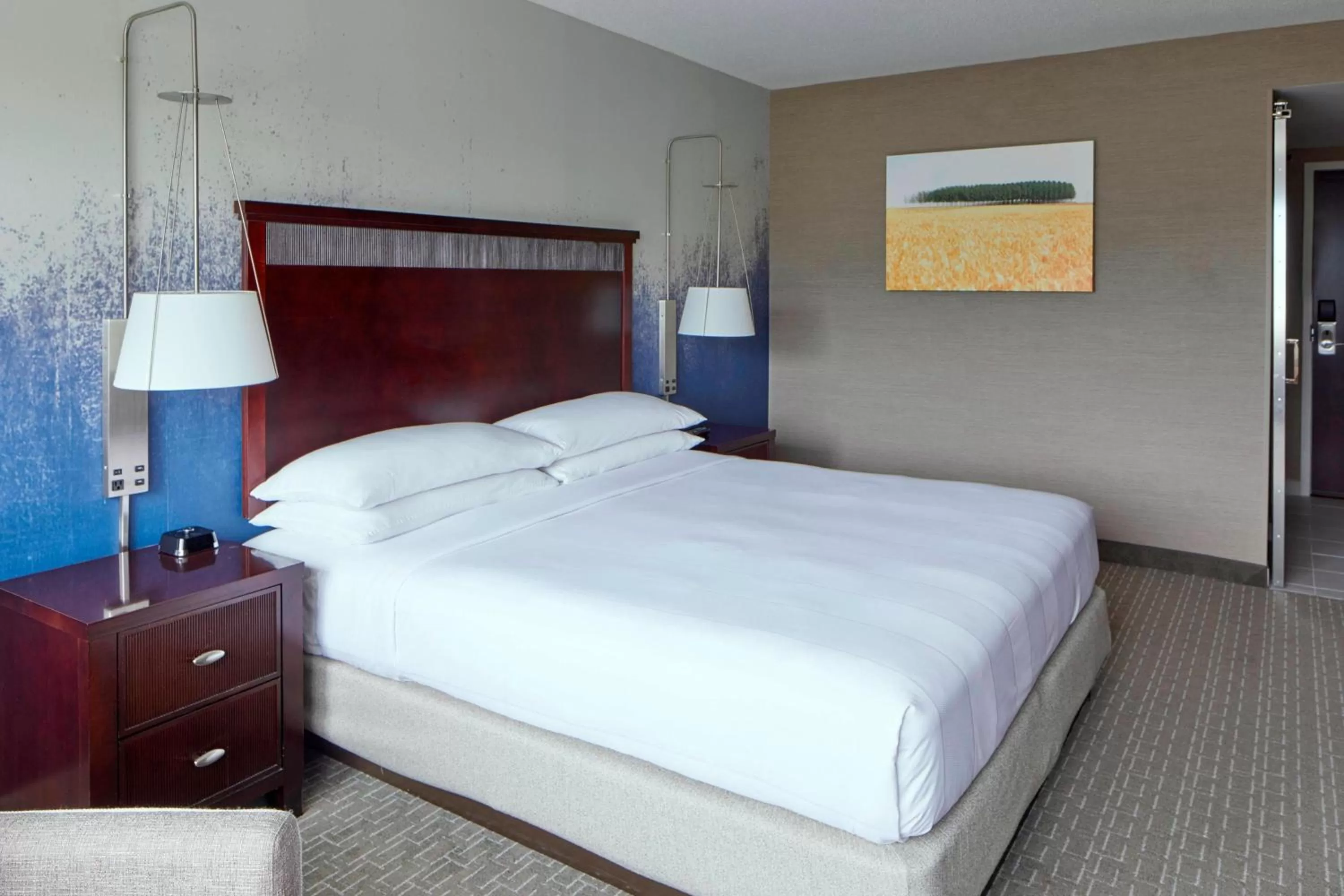 Photo of the whole room, Bed in Minneapolis Marriott West
