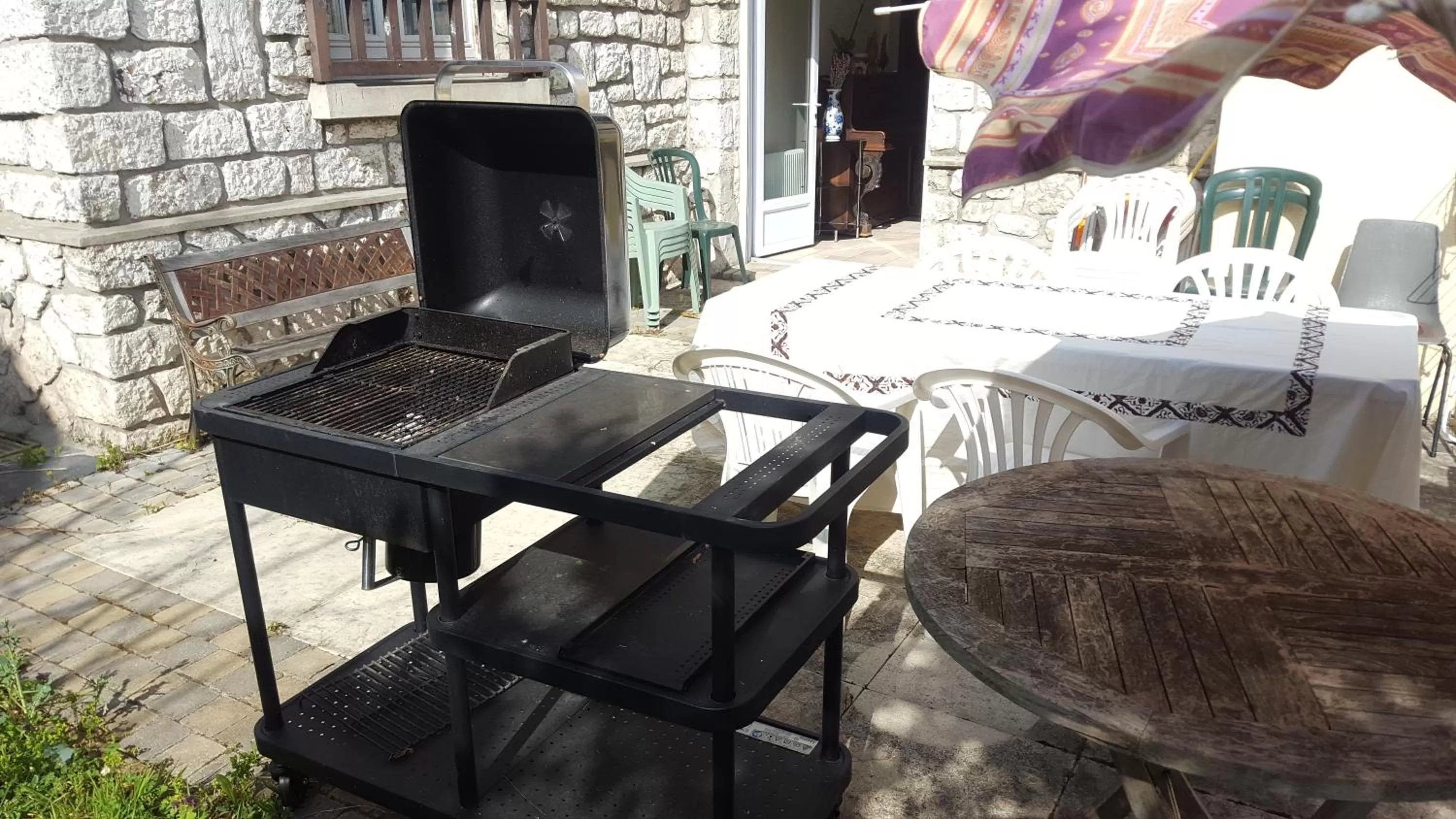 BBQ facilities in Apakabar Homestay - proche gare Melun, parking privé, Netflix