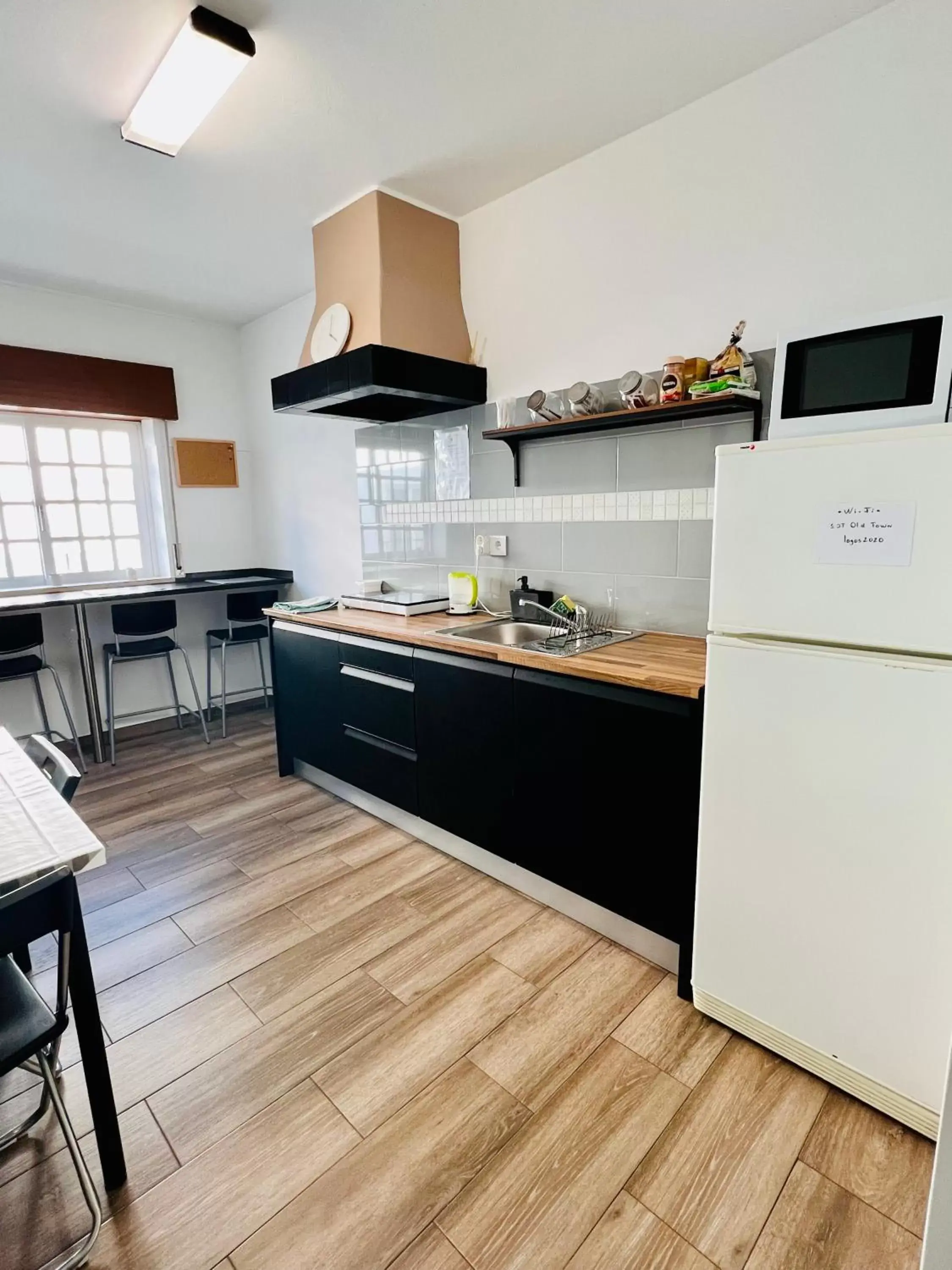 Dining area, Kitchen/Kitchenette in Stay on Top Old Town