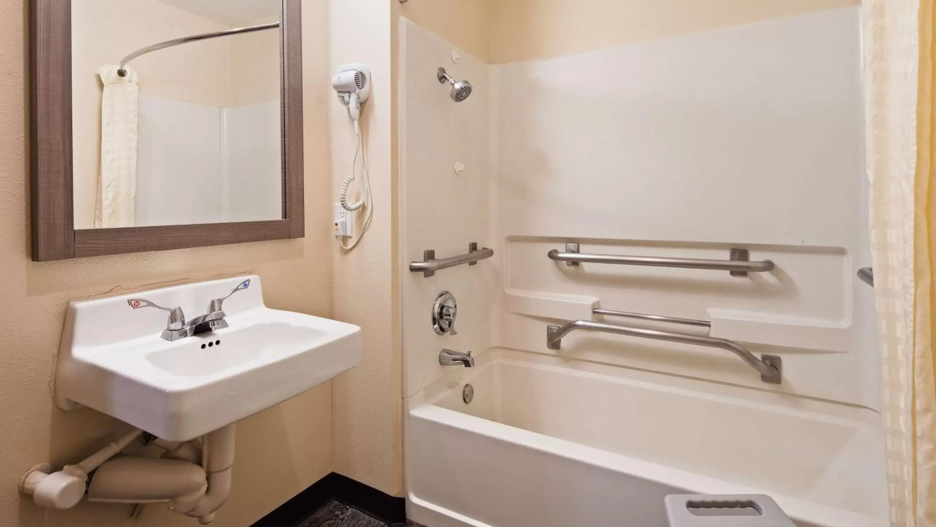 Bathroom in SureStay Hotel by Best Western Albuquerque Midtown
