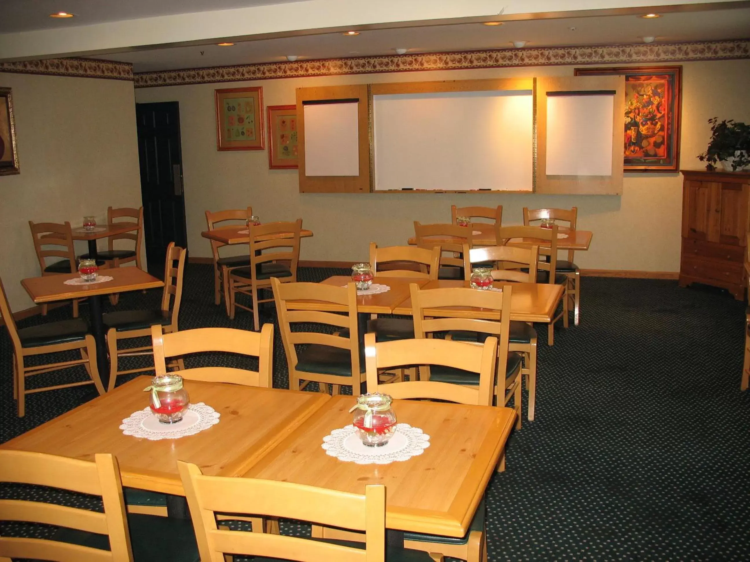 Restaurant/Places to Eat in Country Inn & Suites by Radisson, Holland, MI