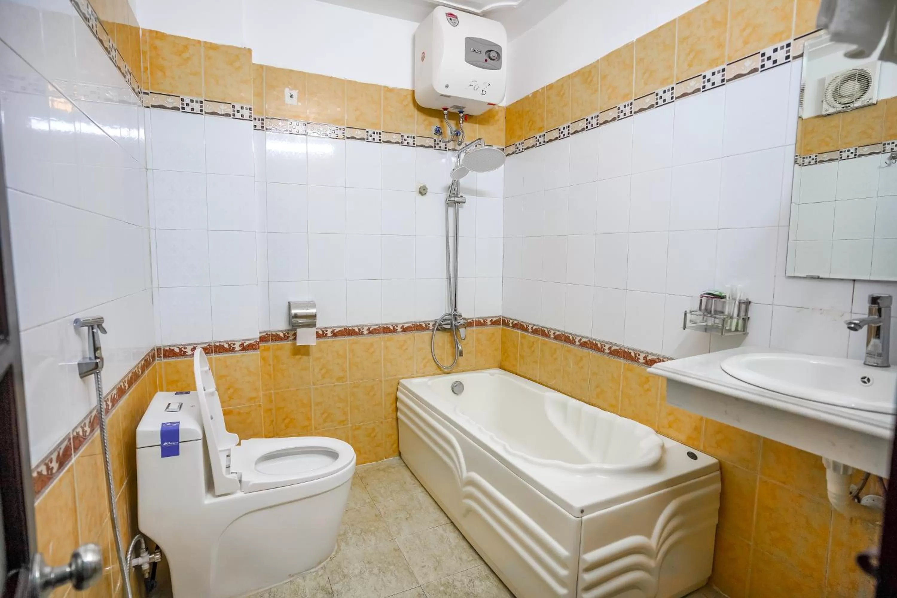 PHÚ QUÝ HOTEL near ĐÔNG KINH MARKET