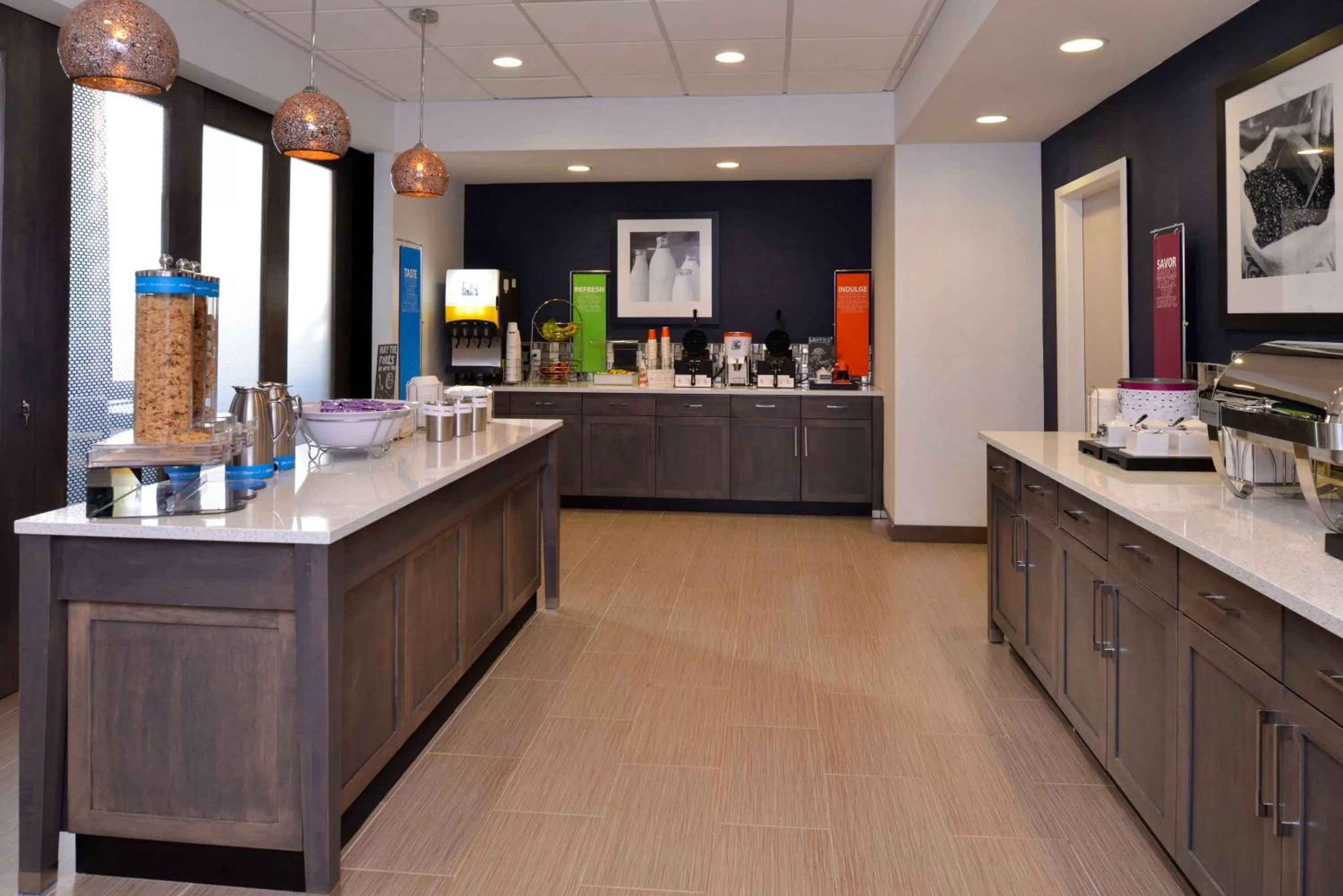 Dining area in Hampton Inn & Suites Albany-East Greenbush, NY