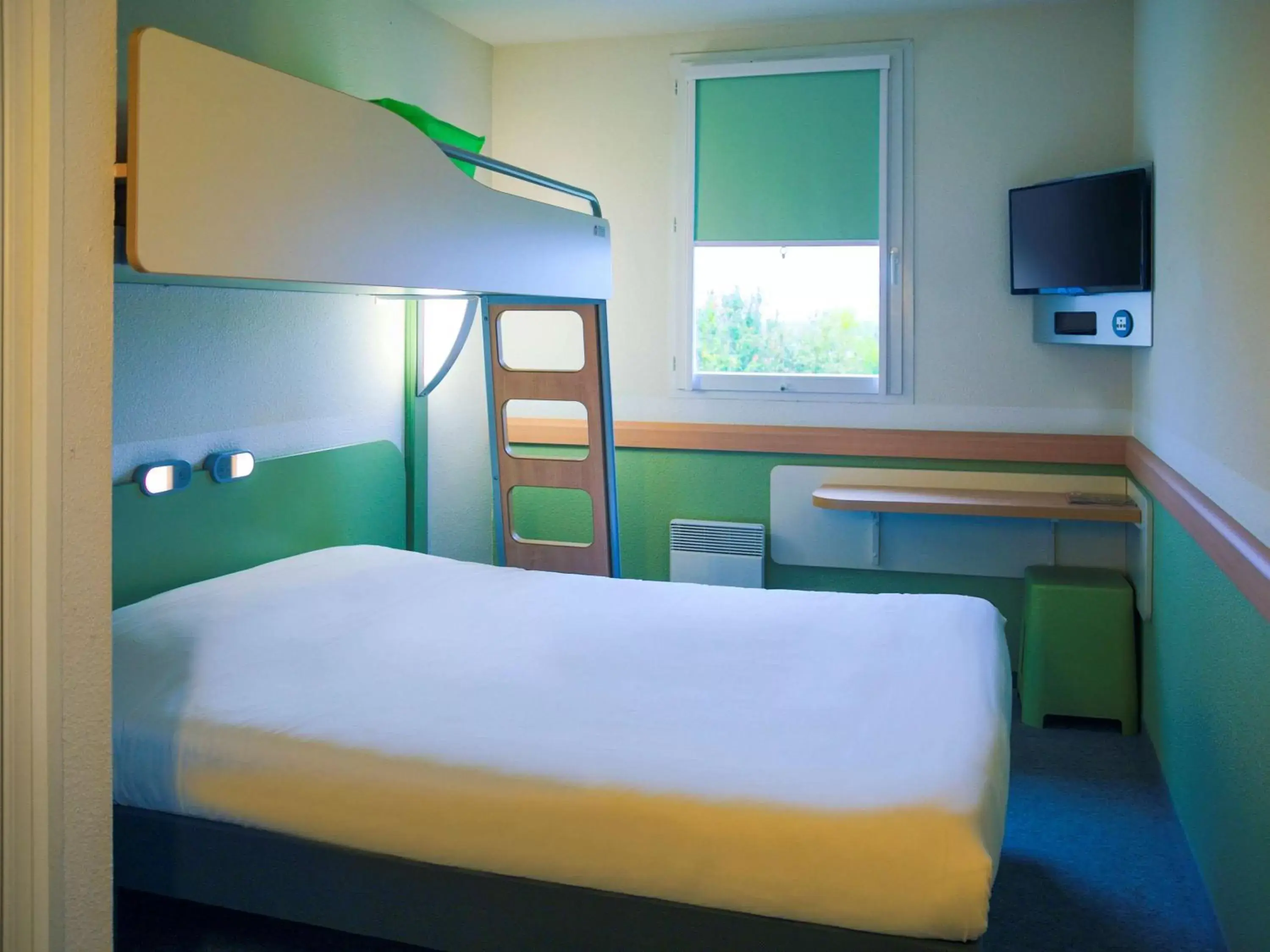 Photo of the whole room in ibis budget Niort - La Crèche