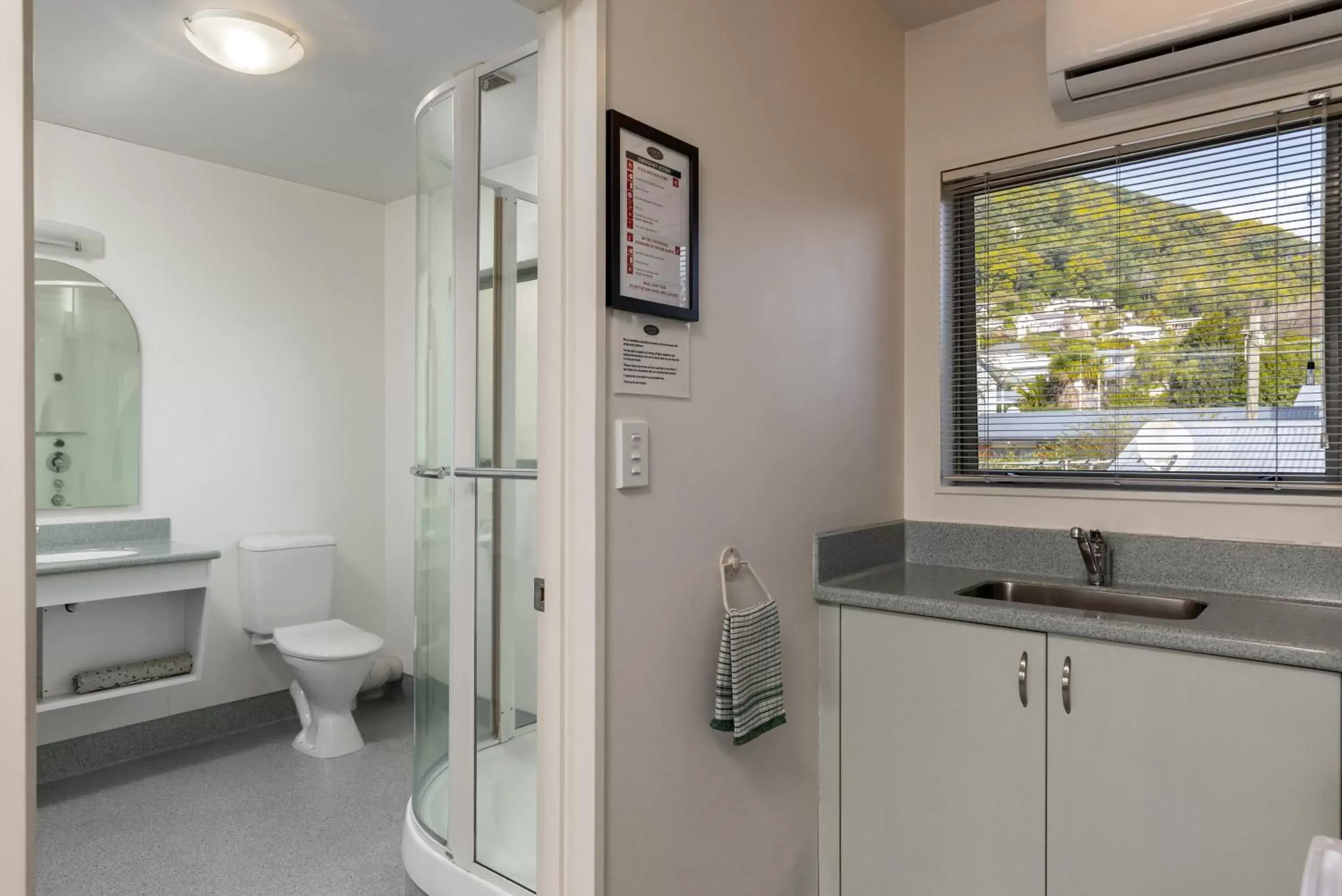 Bathroom in Jasmine Court Motel