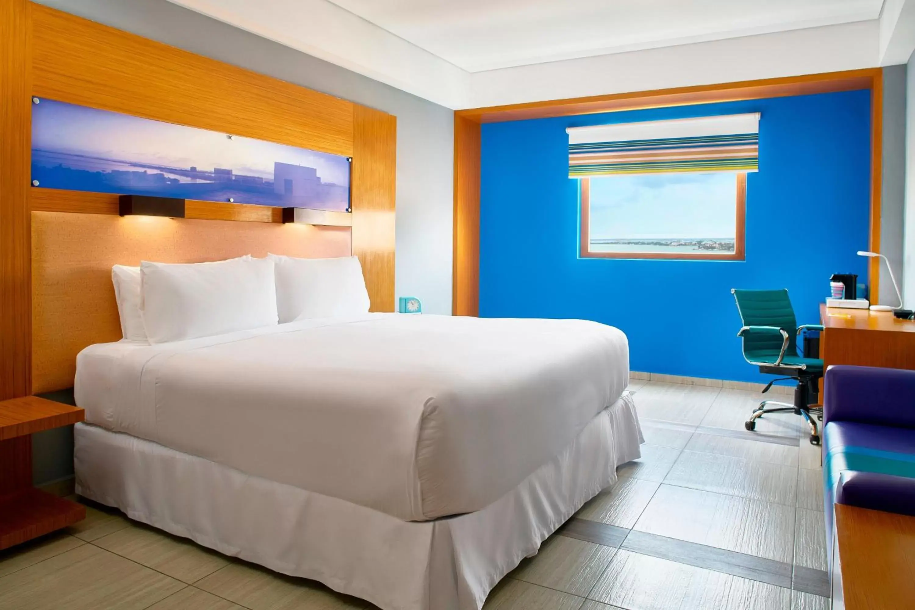 Photo of the whole room, Bed in Aloft Cancun