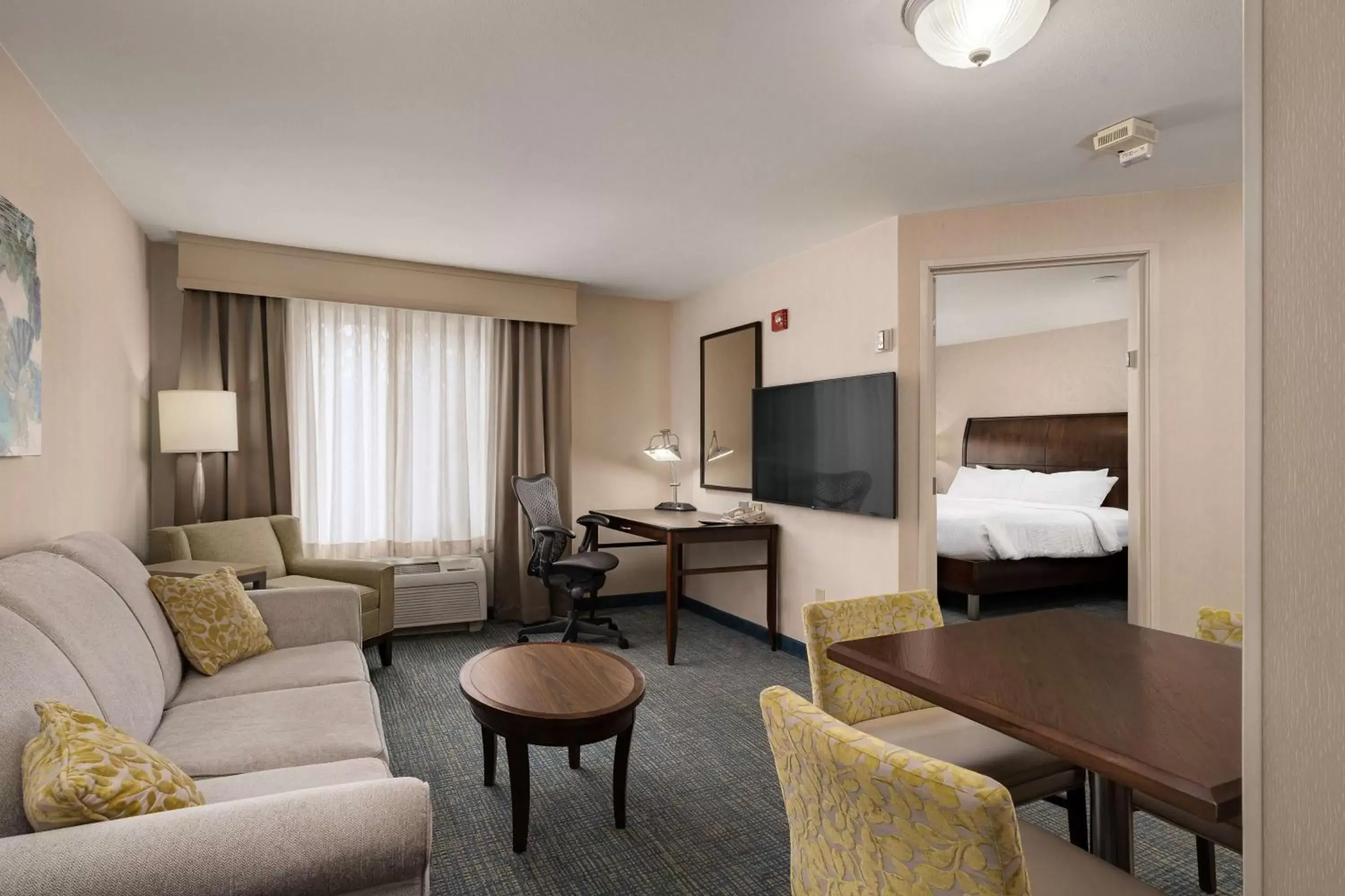 Bedroom, Seating Area in Hilton Garden Inn Overland Park