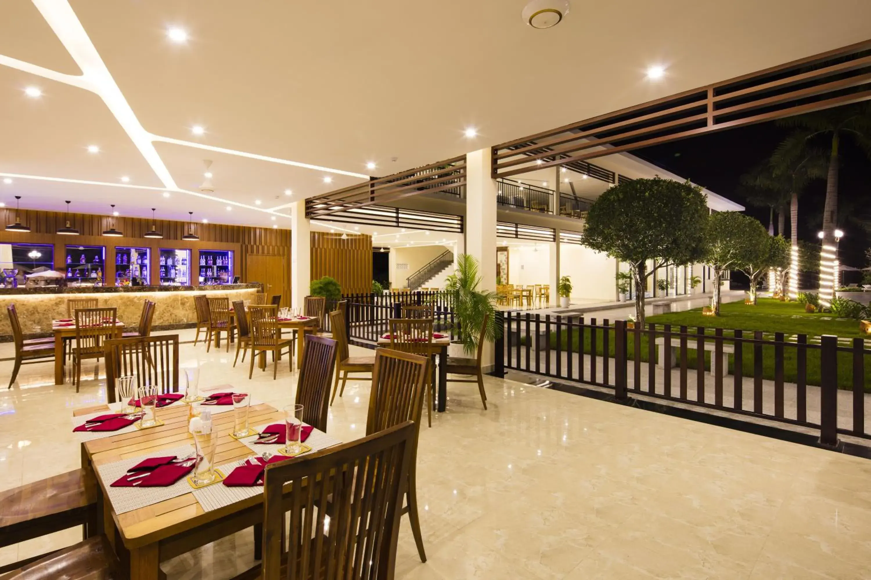 Restaurant/Places to Eat in Diamond Bay Condotel Resort Nha Trang