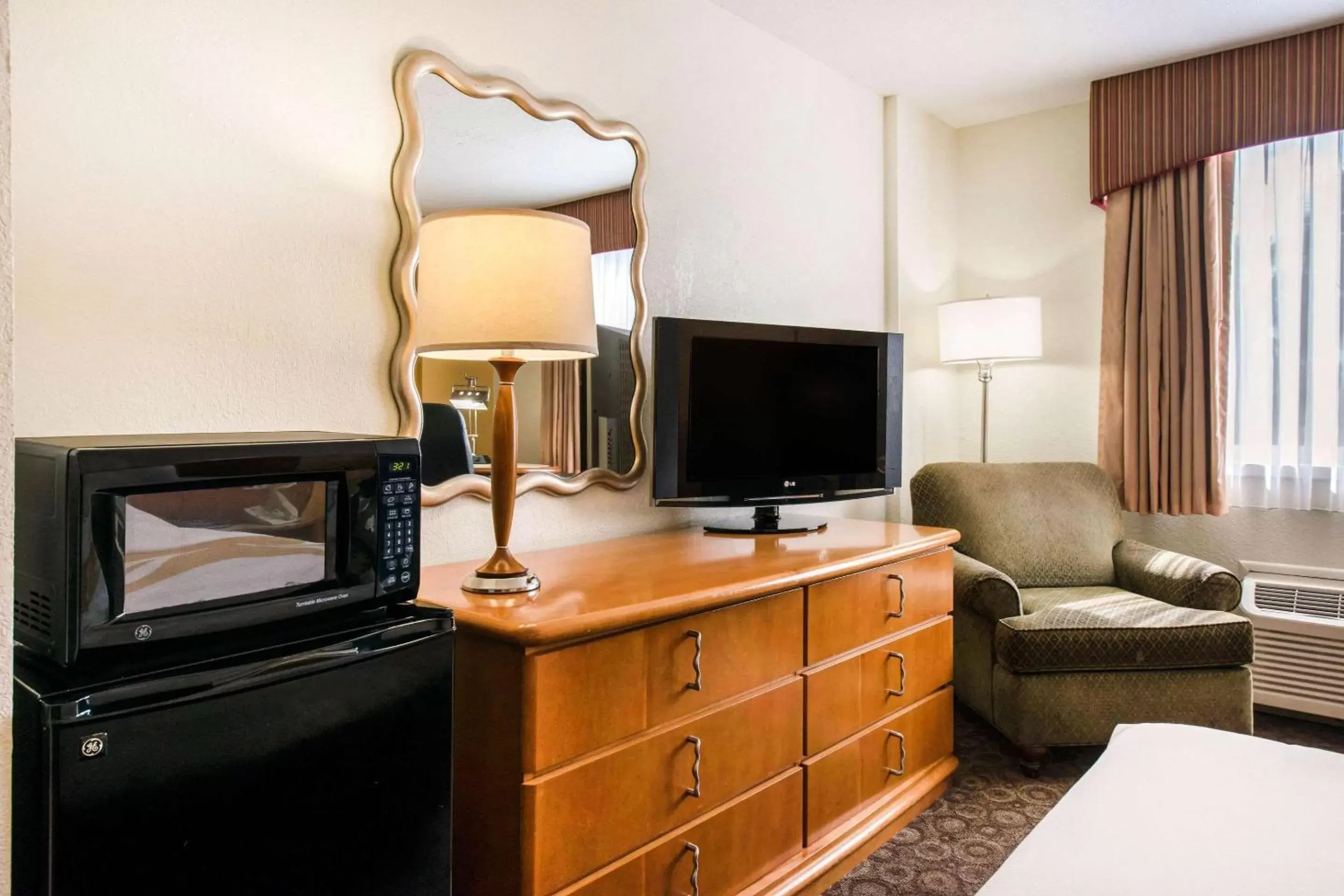 Photo of the whole room, TV/Entertainment Center in Quality Inn & Suites Near the Theme Parks