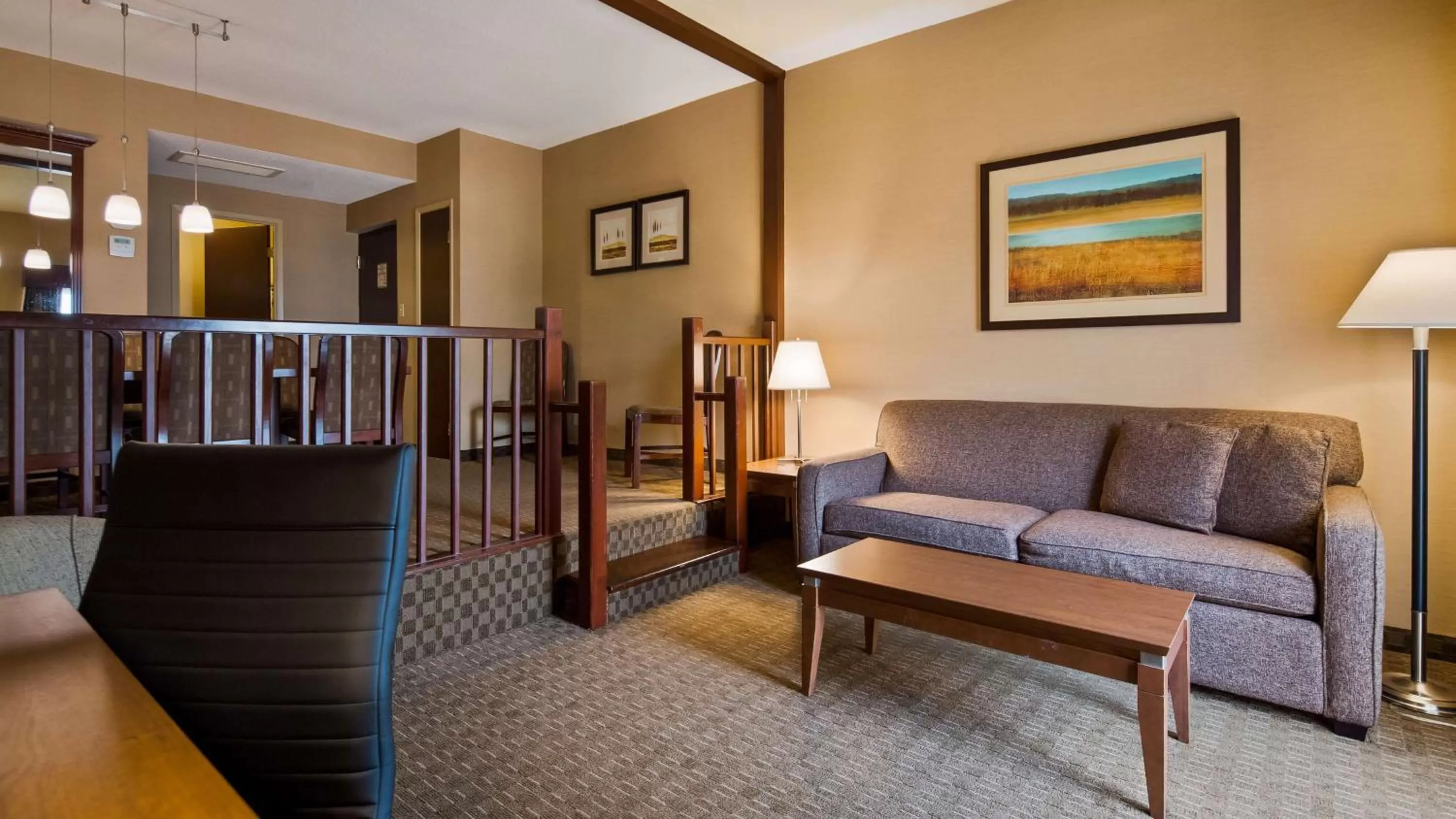 Living room, Bed in Best Western Plus Lamplighter Inn & Conference Centre
