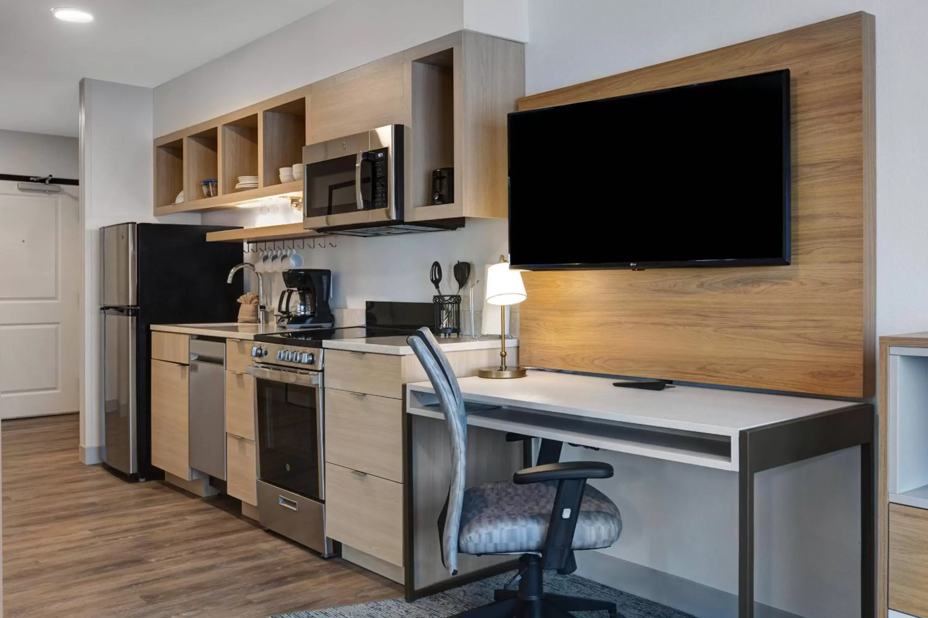 Kitchen or kitchenette, Kitchen/Kitchenette in TownePlace Suites by Marriott Phoenix Glendale Sports & Entertainment District