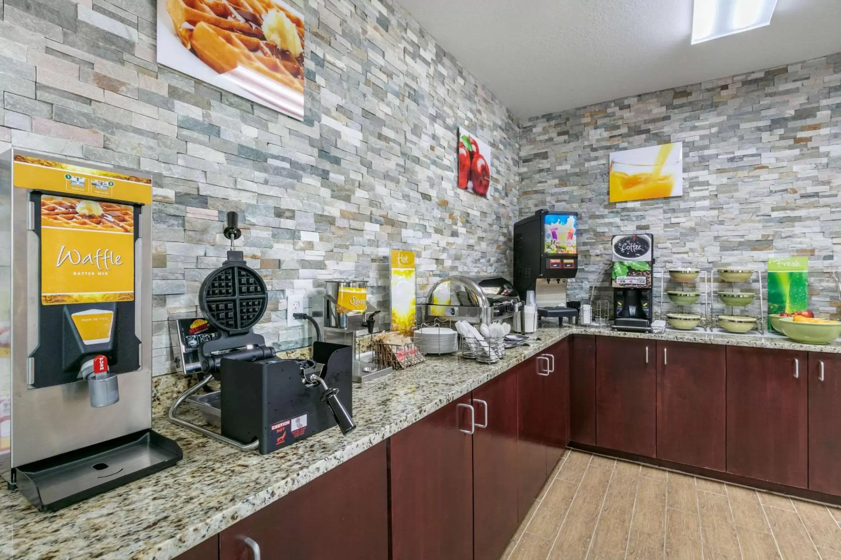 Restaurant/places to eat, Kitchen/Kitchenette in Quality Inn Monteagle TN