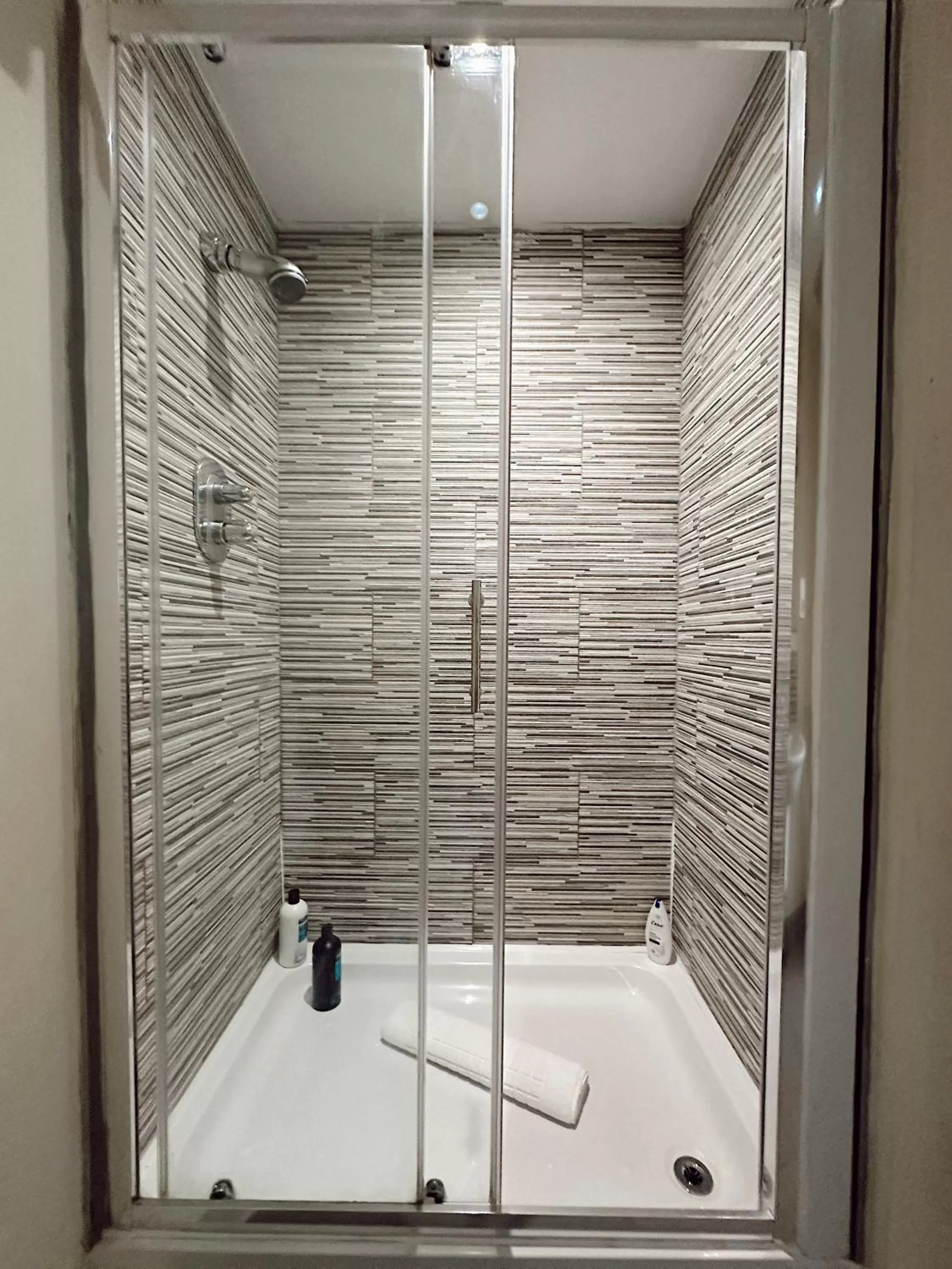 Shower in Canary Wharf - Luxury Apartments