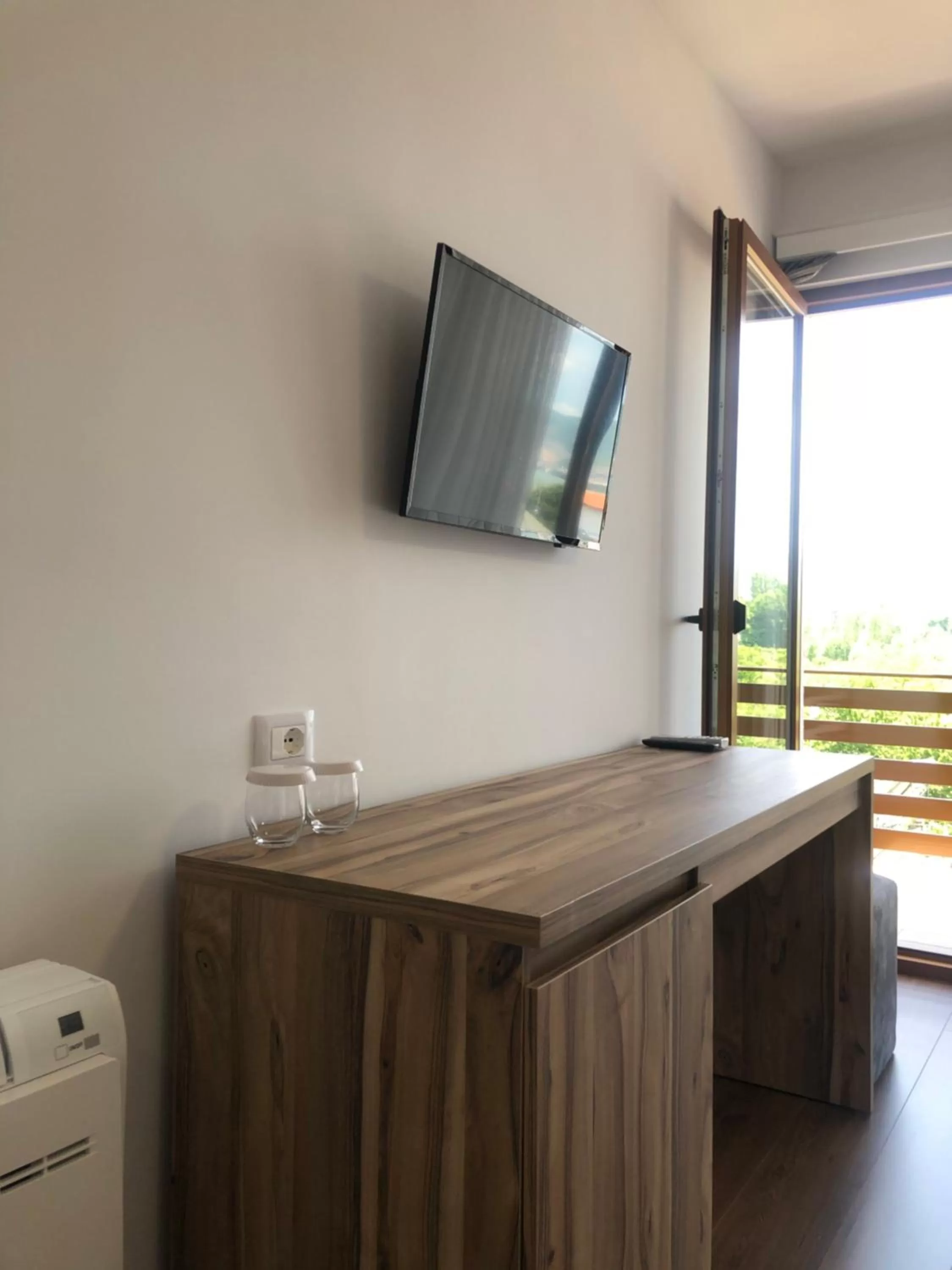 TV and multimedia, TV/Entertainment Center in Grand Hotel Pogradec