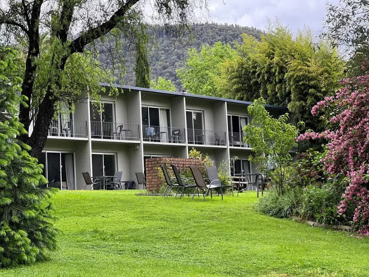 Garden, Property Building in Riverbank Park MOTEL