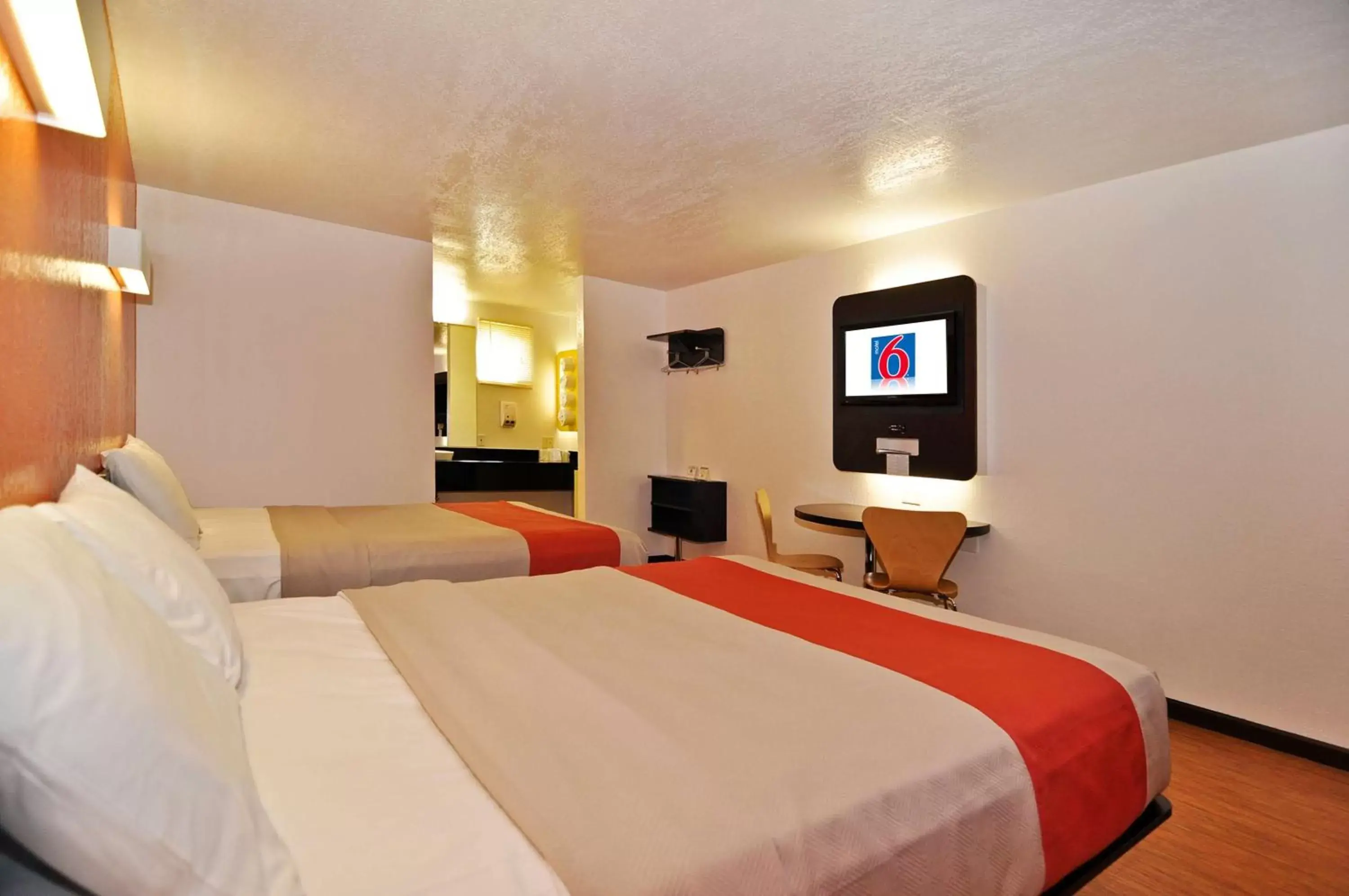 TV and multimedia, Bed in Motel 6-Willows, CA