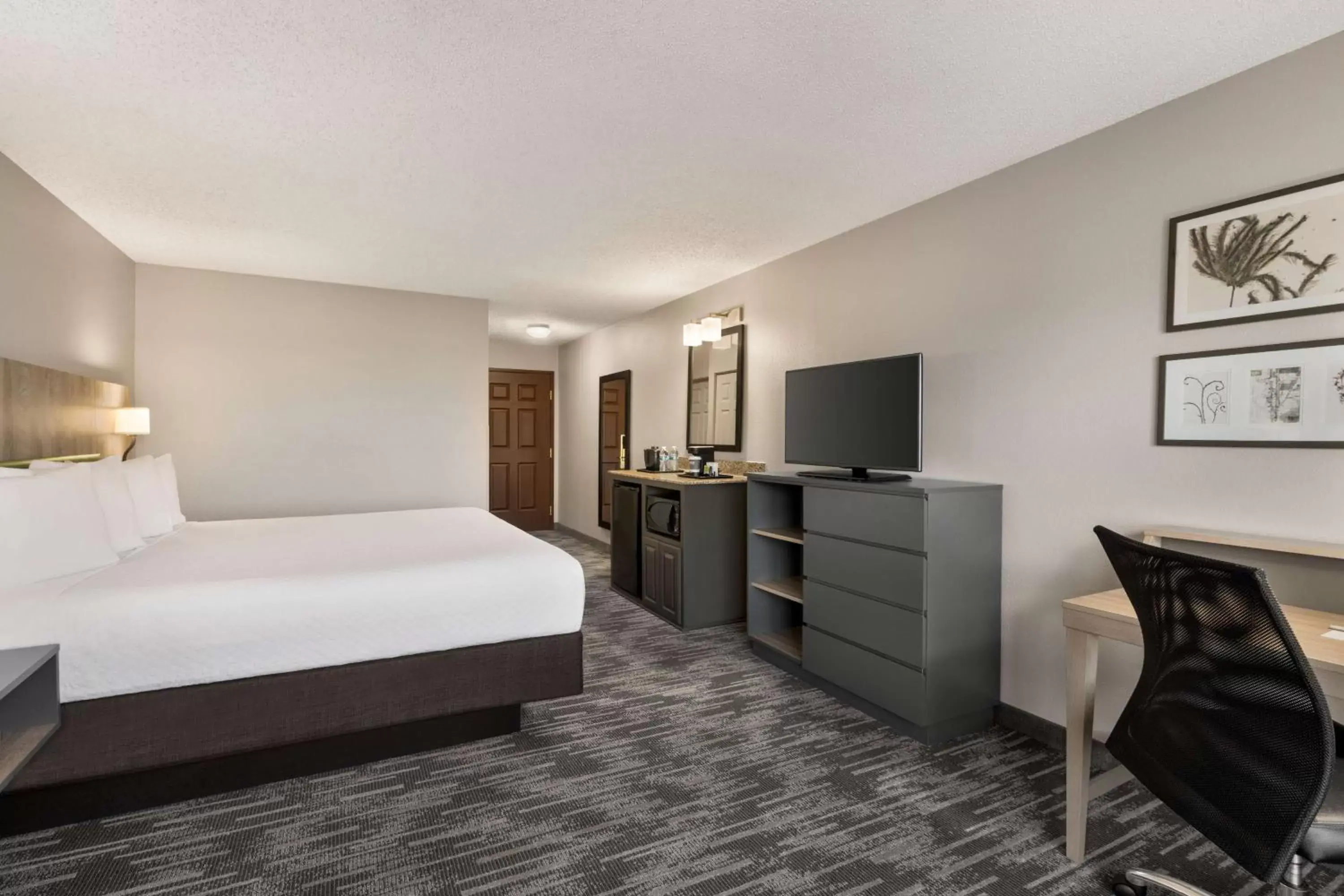 Bedroom, Seating Area in Country Inn & Suites by Radisson, Boise West, ID