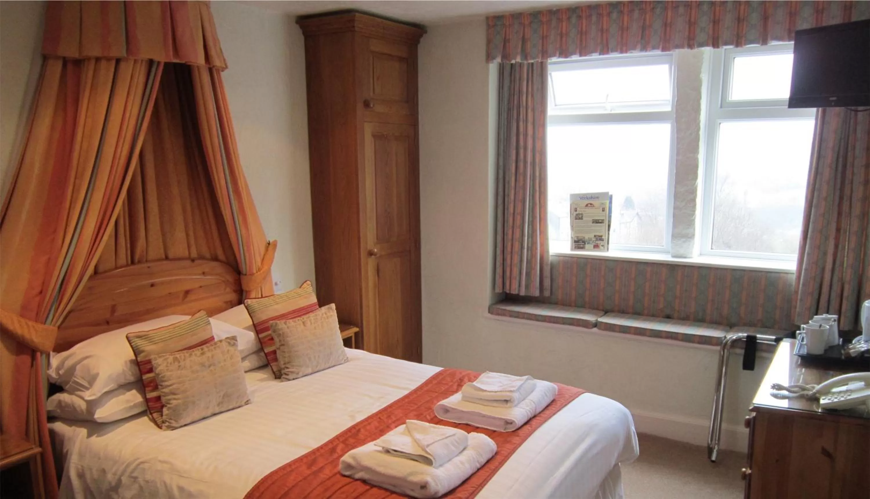 Bedroom, Bed in The Old White Lion Hotel