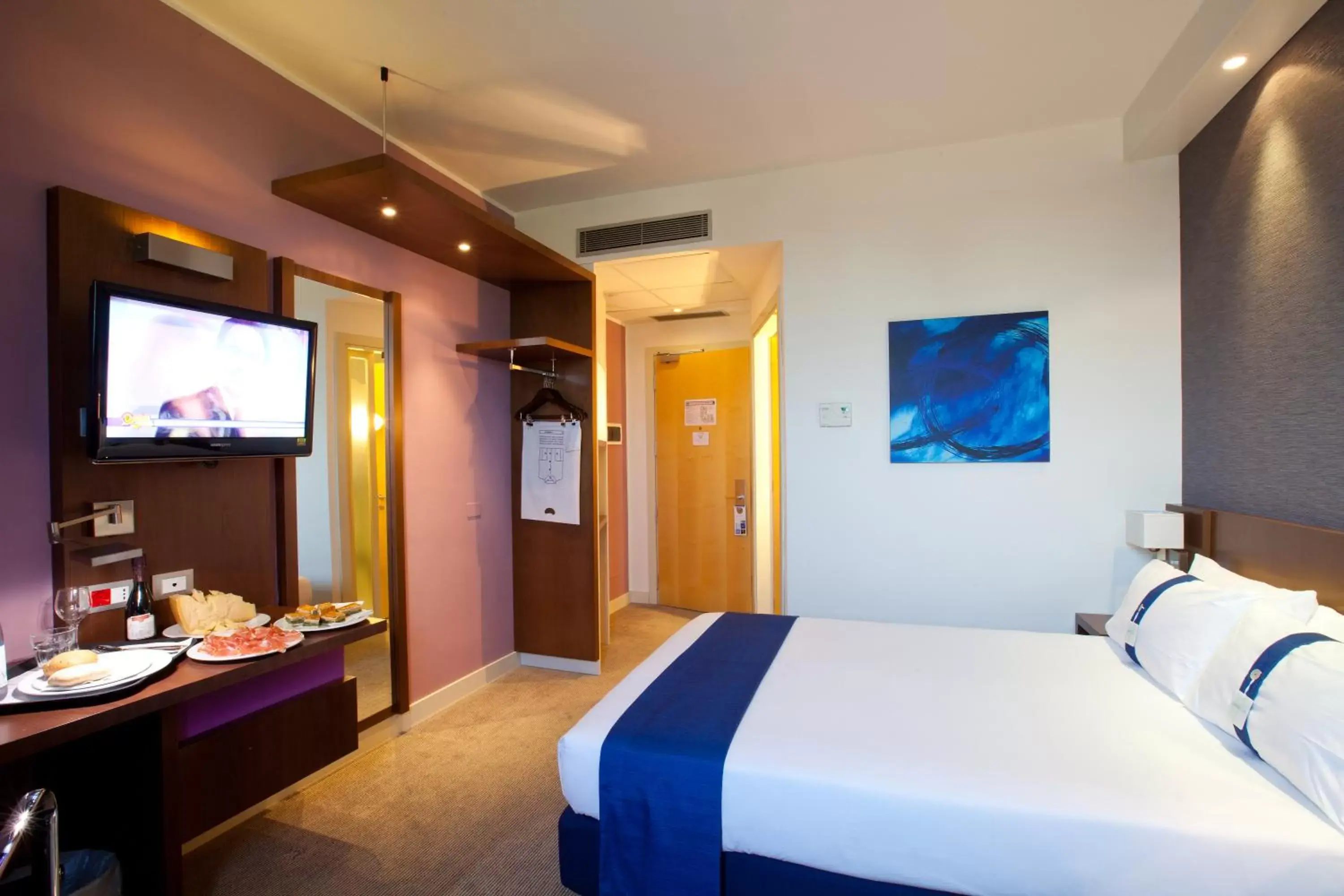 Bed in Holiday Inn Express Reggio Emilia, an IHG Hotel