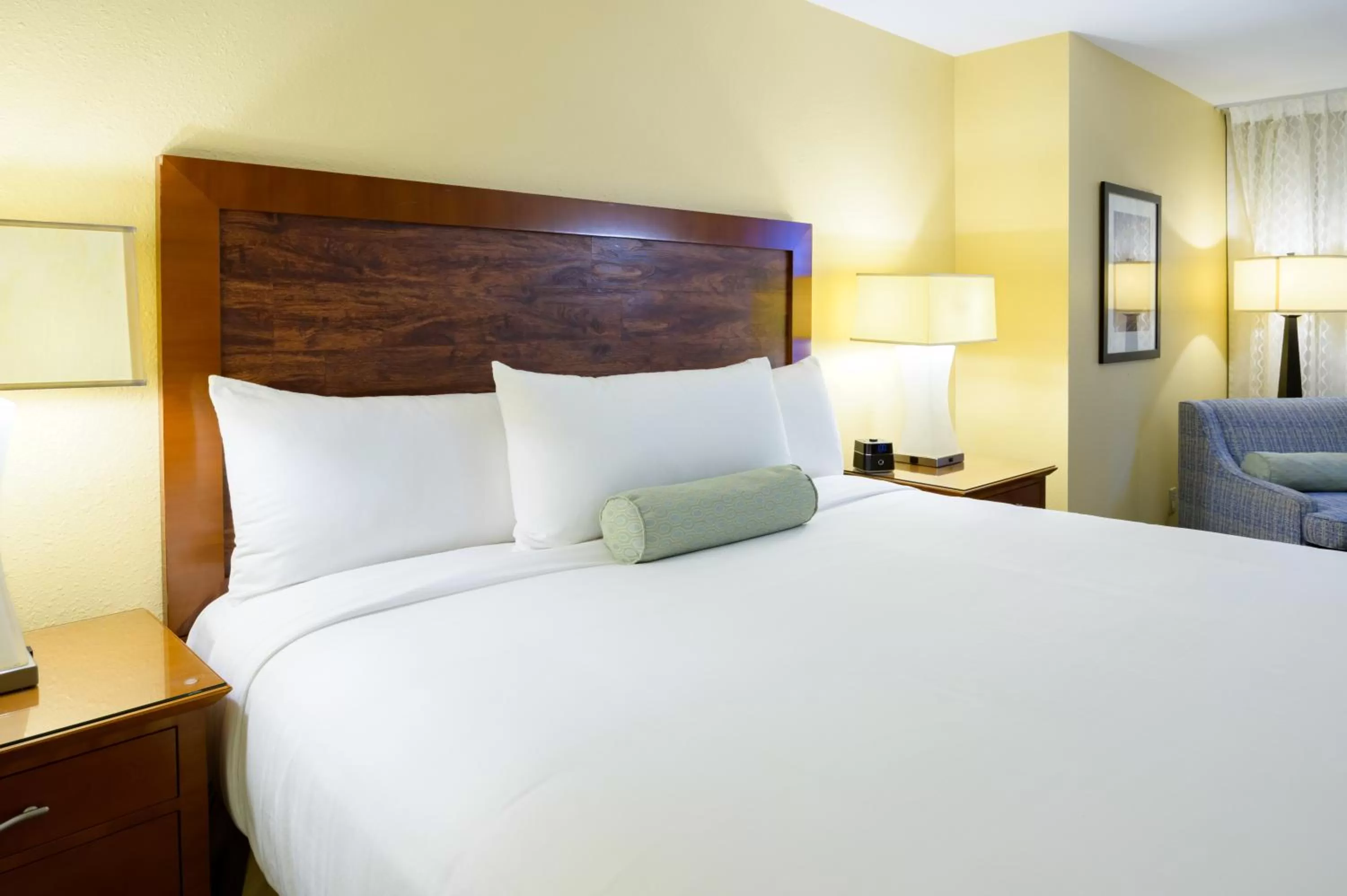 Bed in Airtel Plaza Hotel