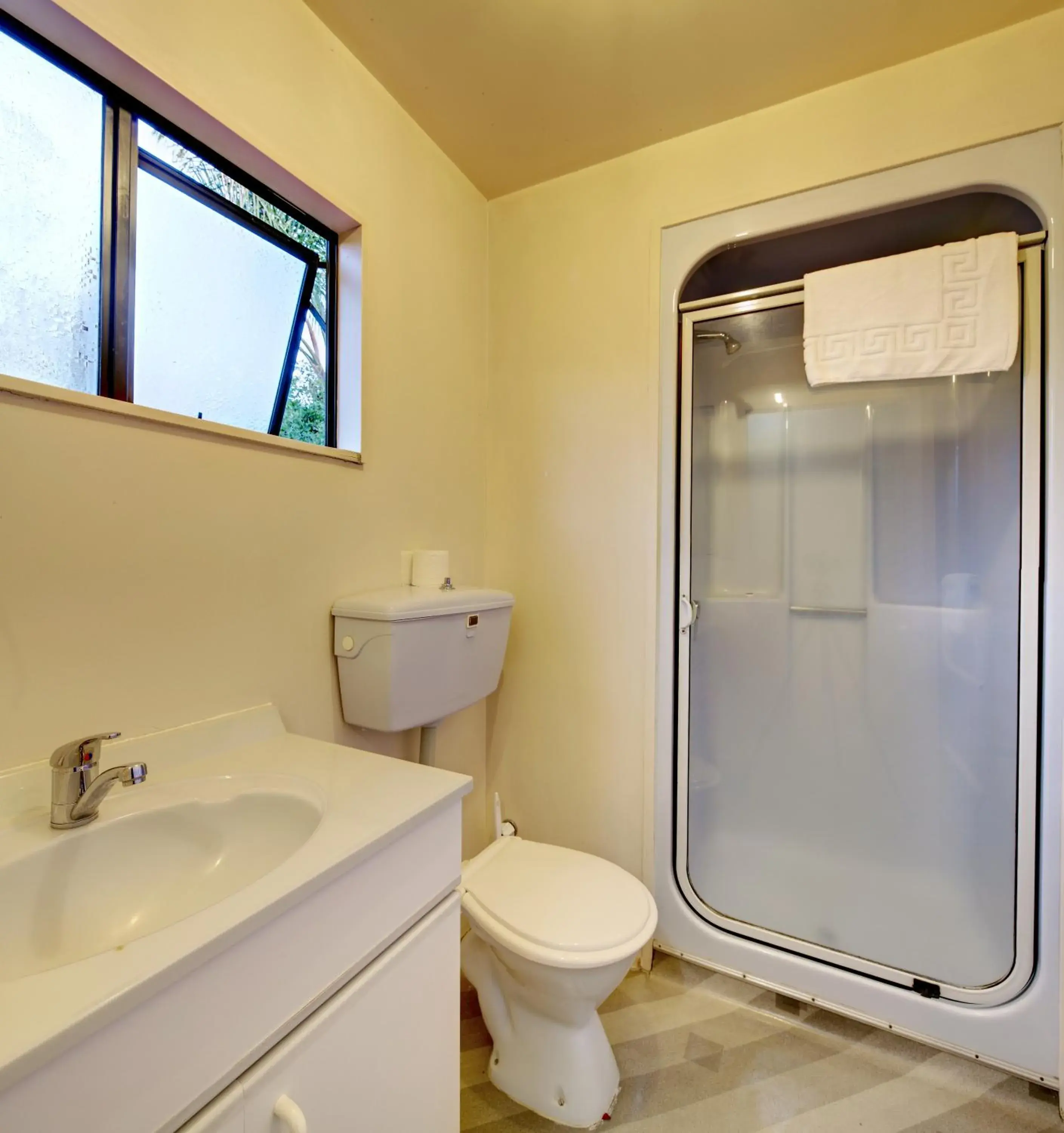 Shower, Bathroom in Rayland Epsom Motel