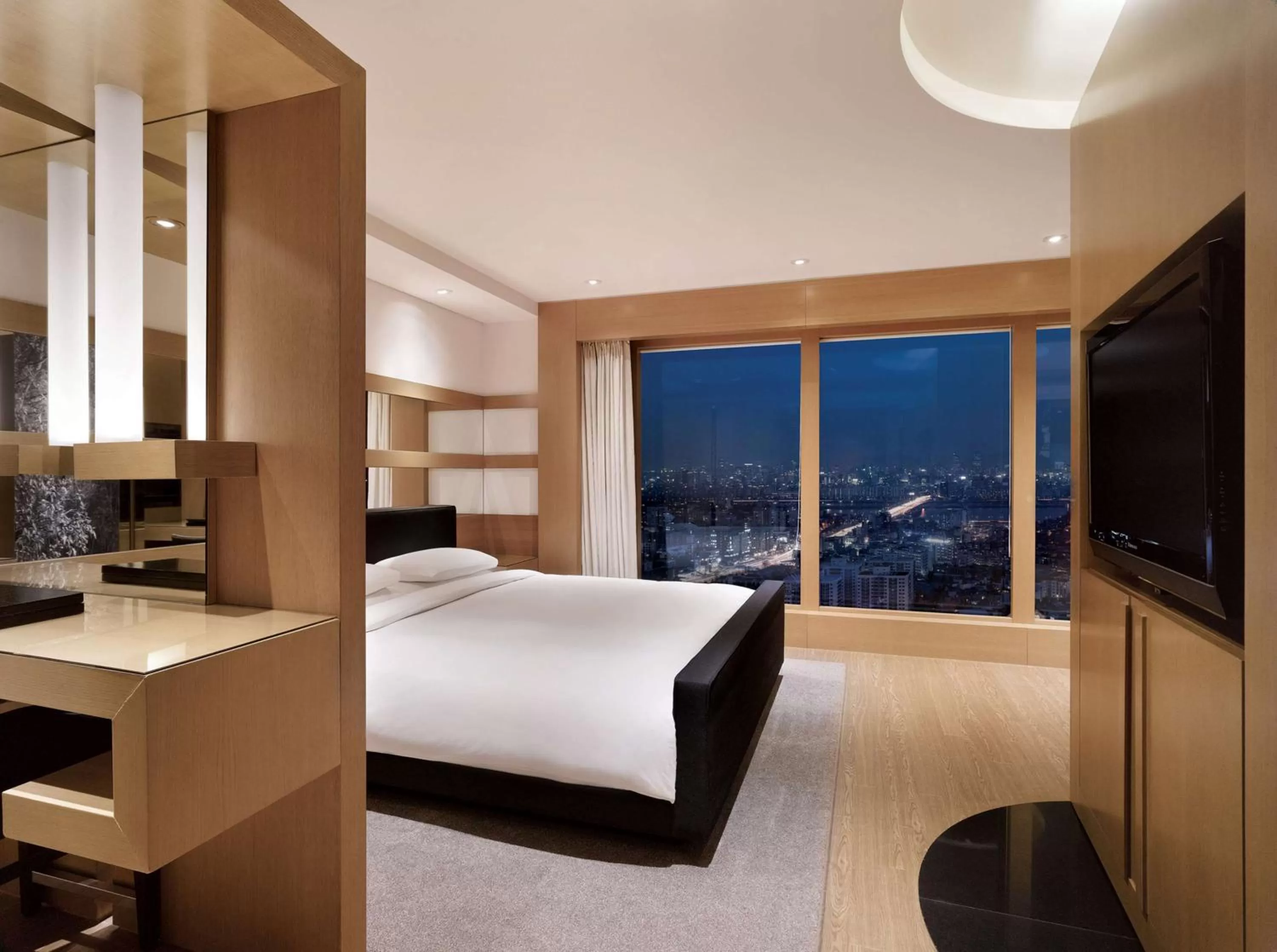 Photo of the whole room, Bed in Grand Hyatt Seoul