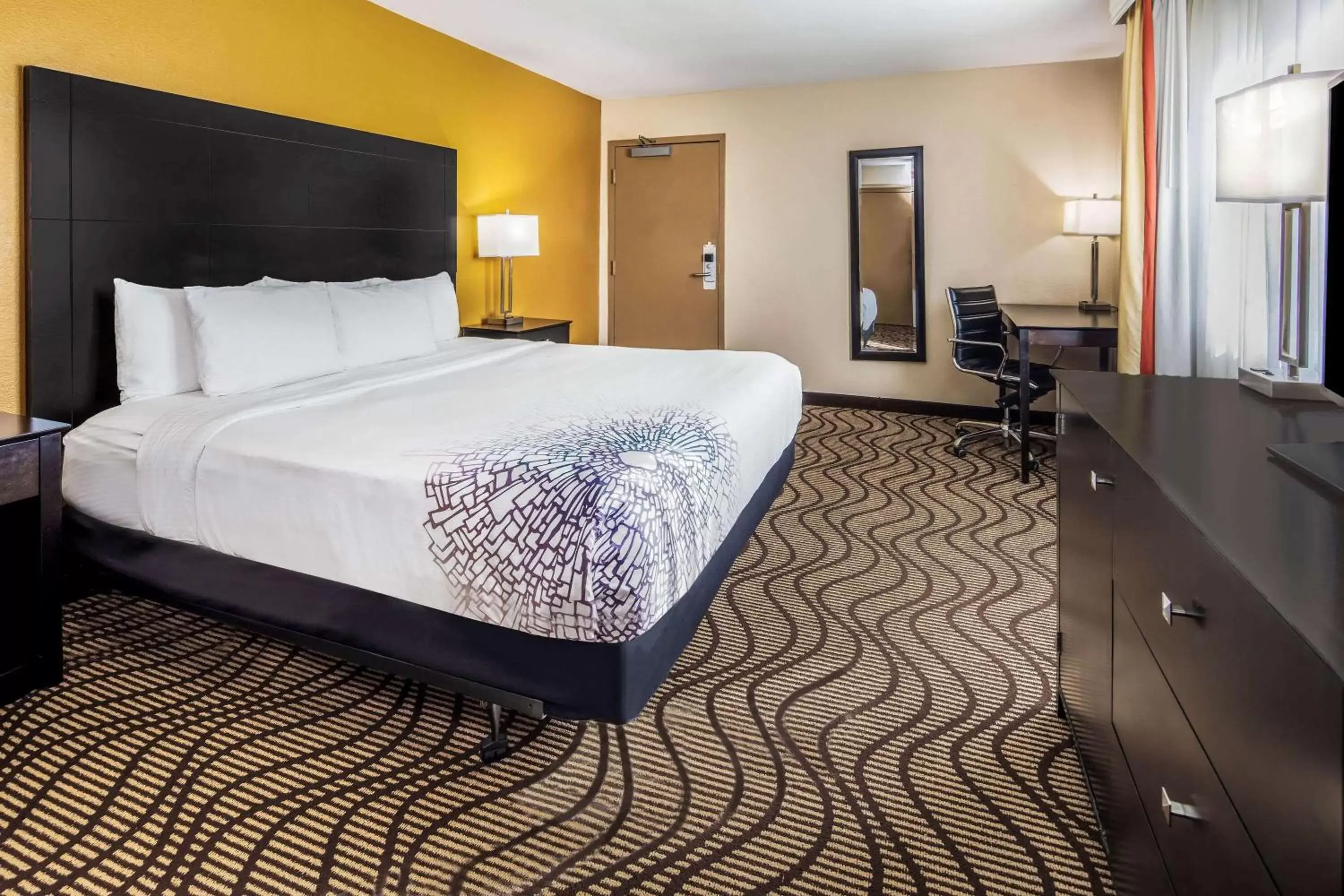 Photo of the whole room, Bed in La Quinta by Wyndham Carlsbad - Legoland Area