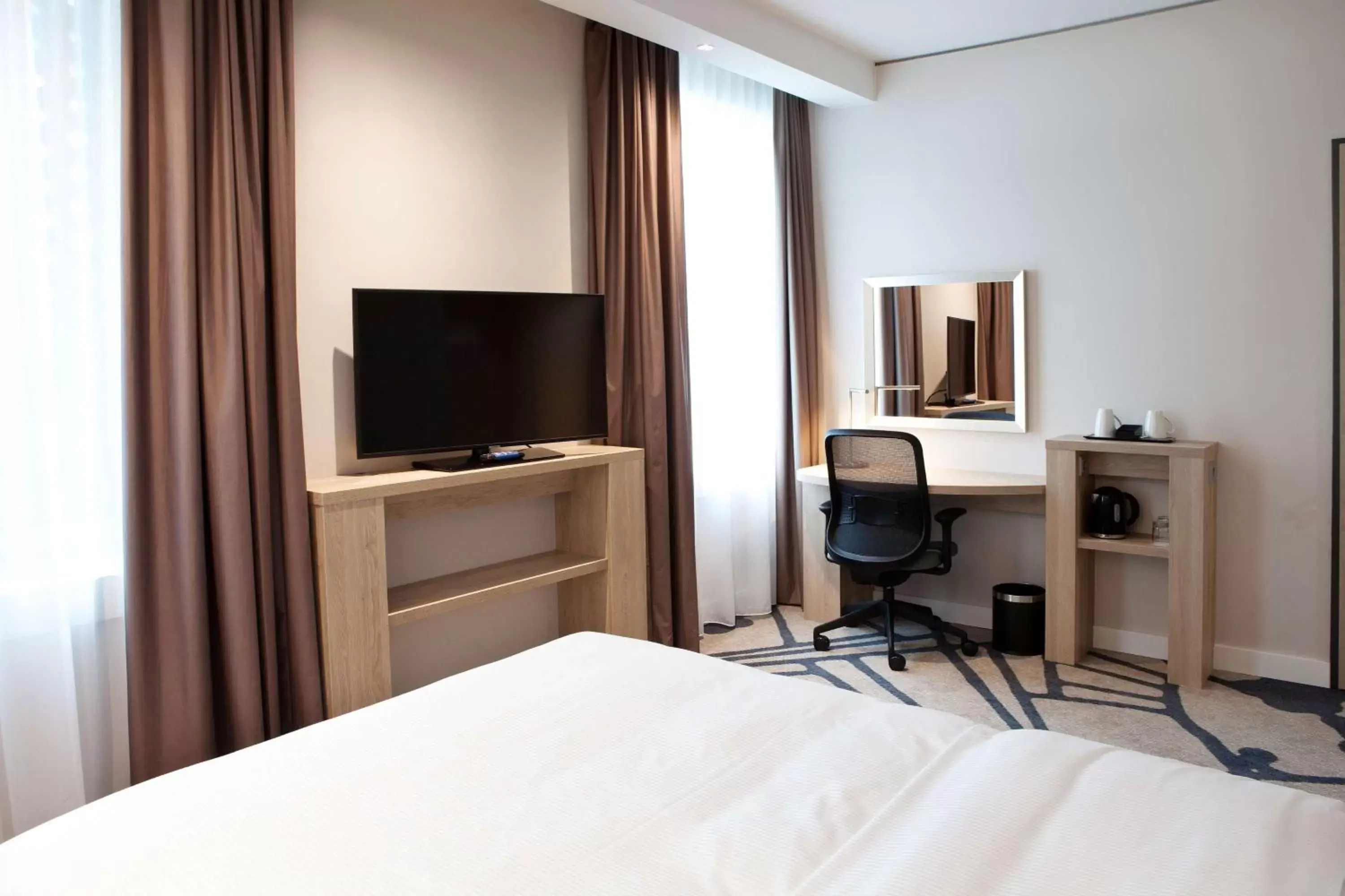 Bedroom, TV/Entertainment Center in Hampton By Hilton Munich City Center East