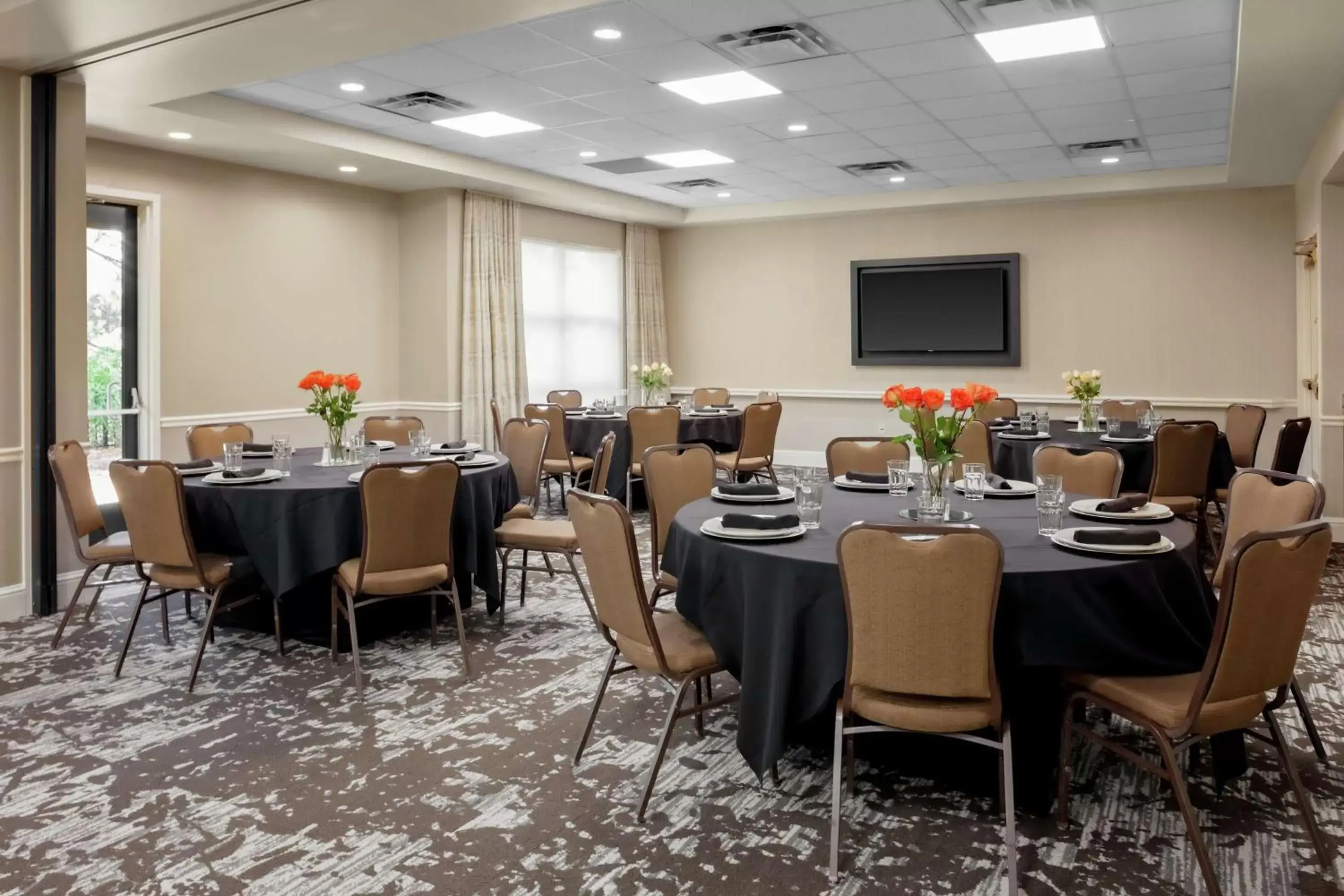 Meeting/conference room, Restaurant/Places to Eat in Hilton Garden Inn Atlanta Perimeter Center