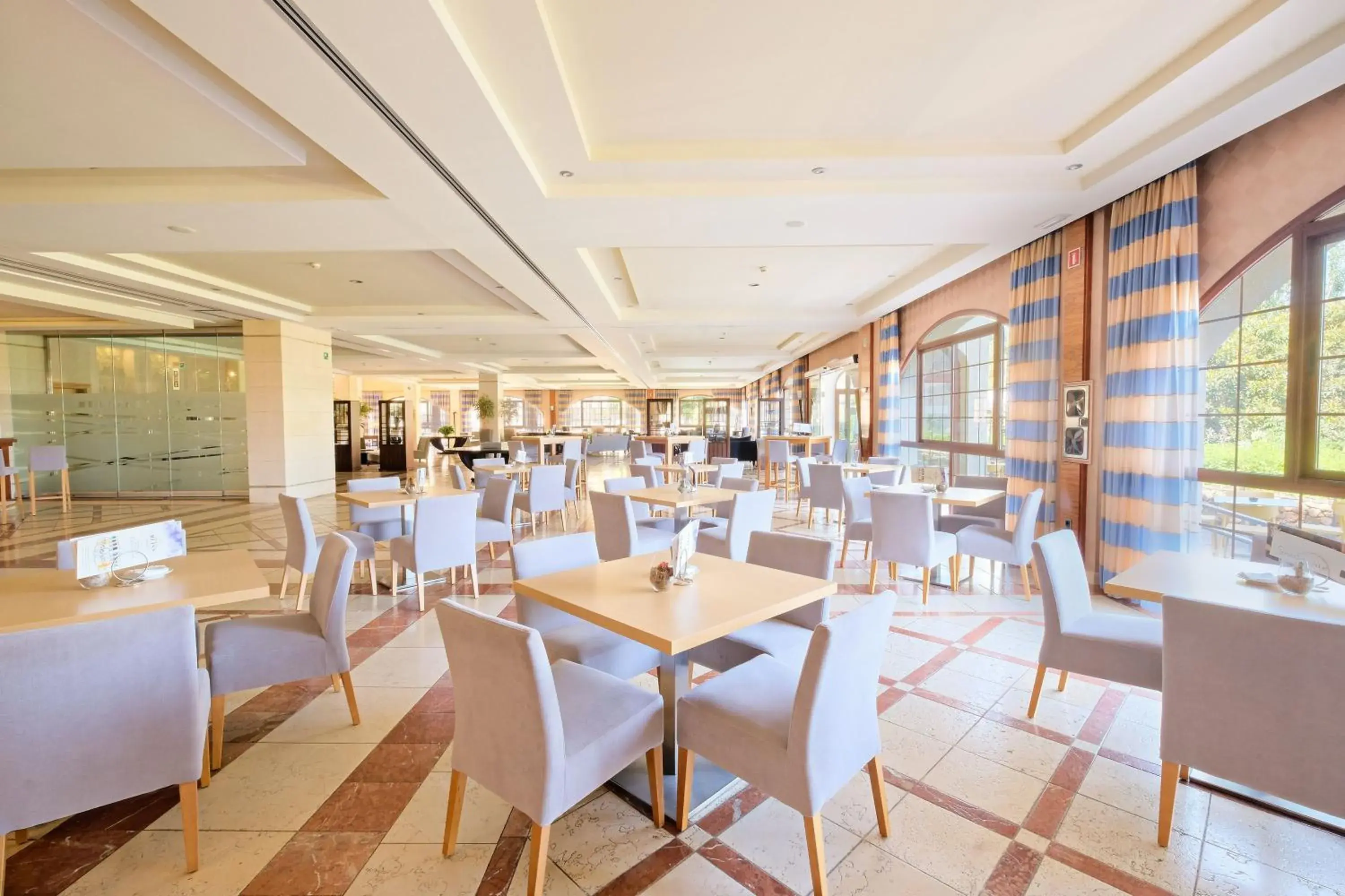 Restaurant/Places to Eat in Envia Almería Apartments Spa & Golf