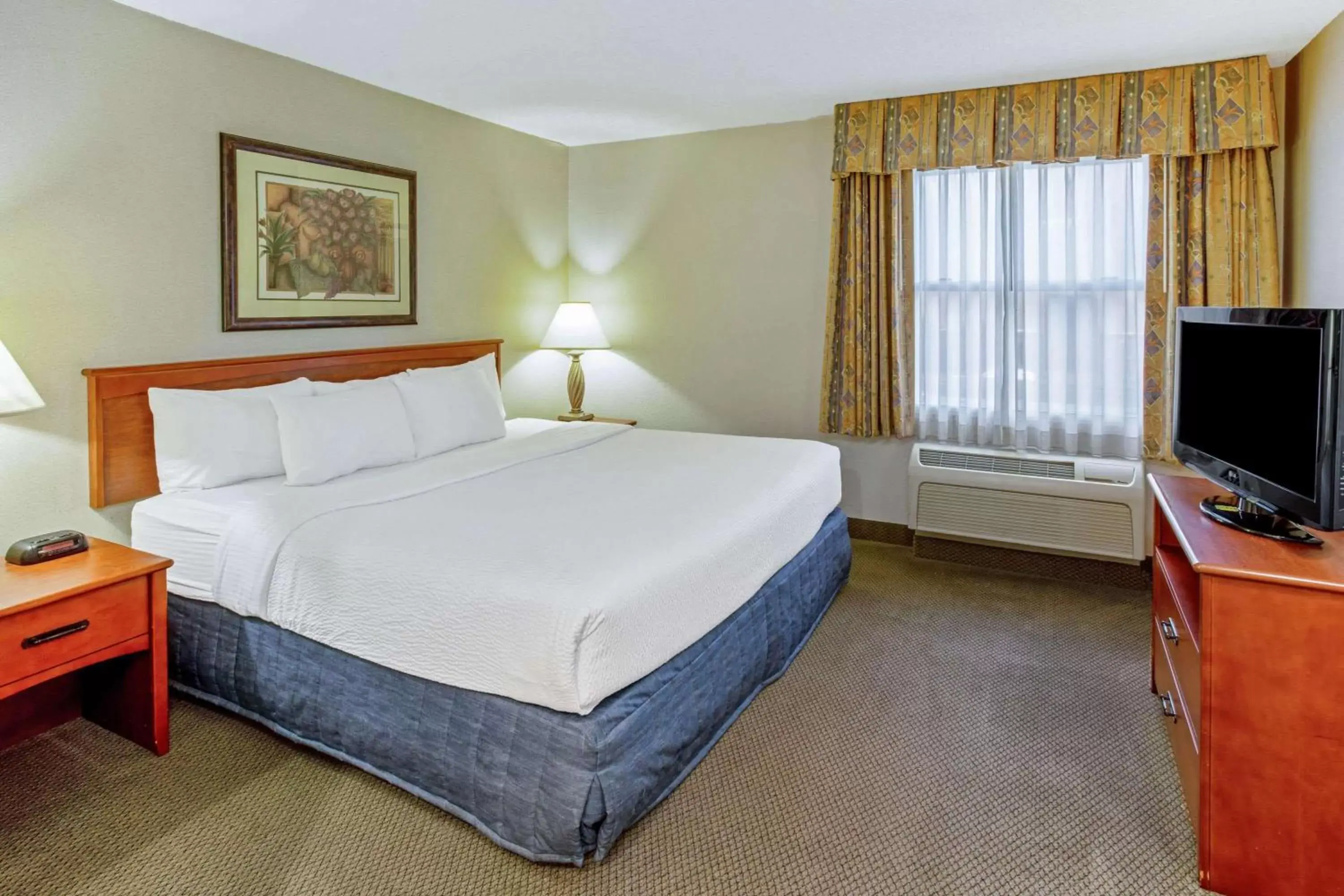 Photo of the whole room, Bed in La Quinta by Wyndham Appleton College Avenue