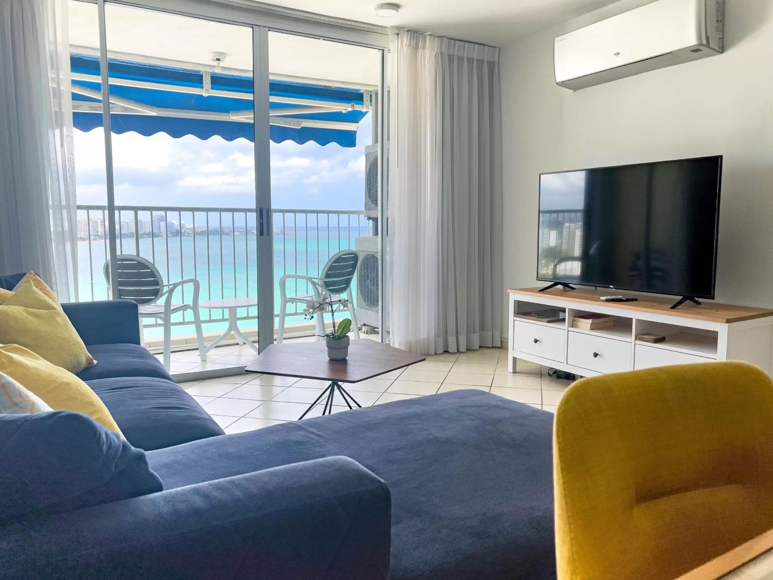 Living room in ESJ Towers by Chana